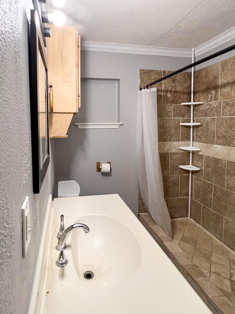 Bathroom(s)