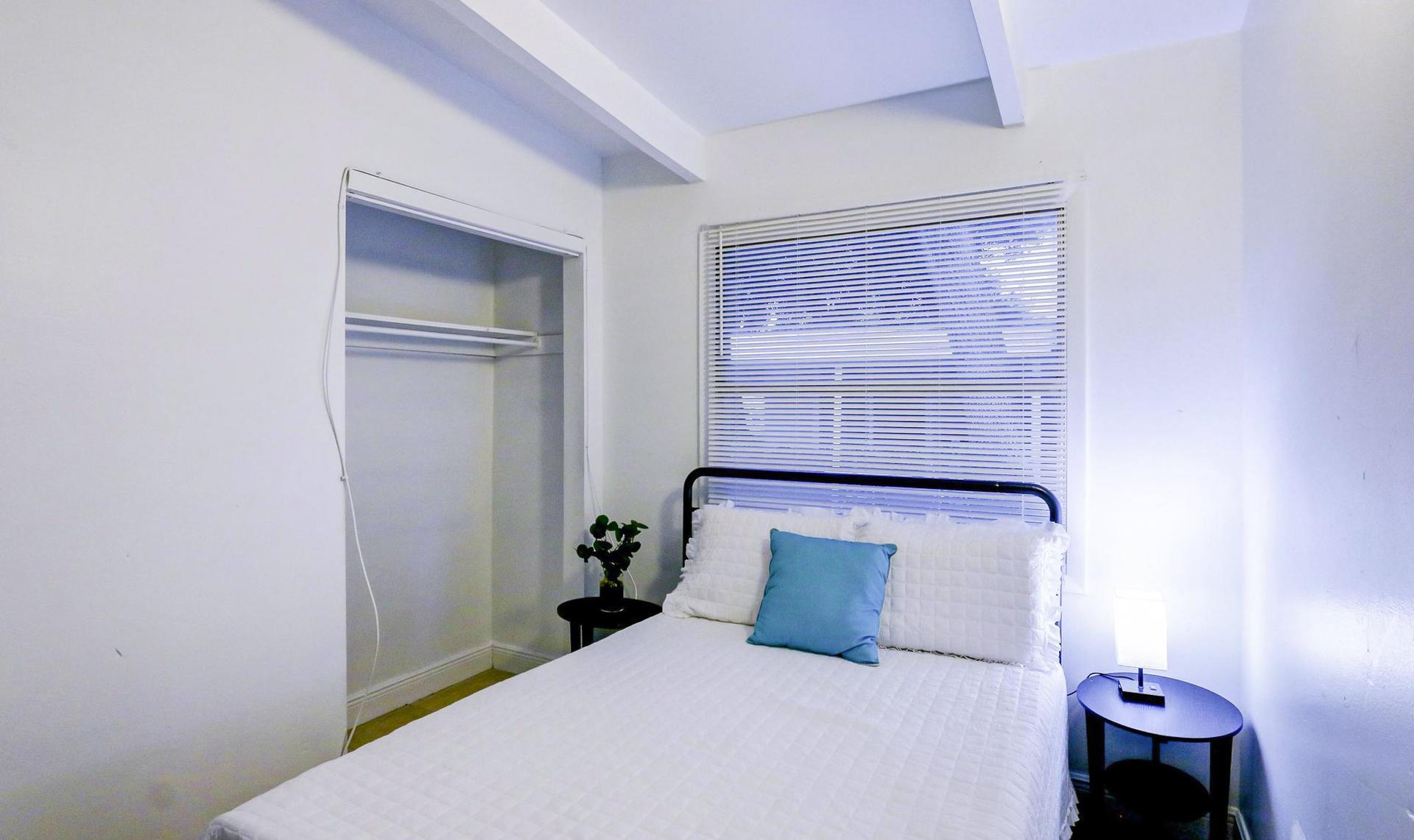 bedroom, detected:window blind, bed