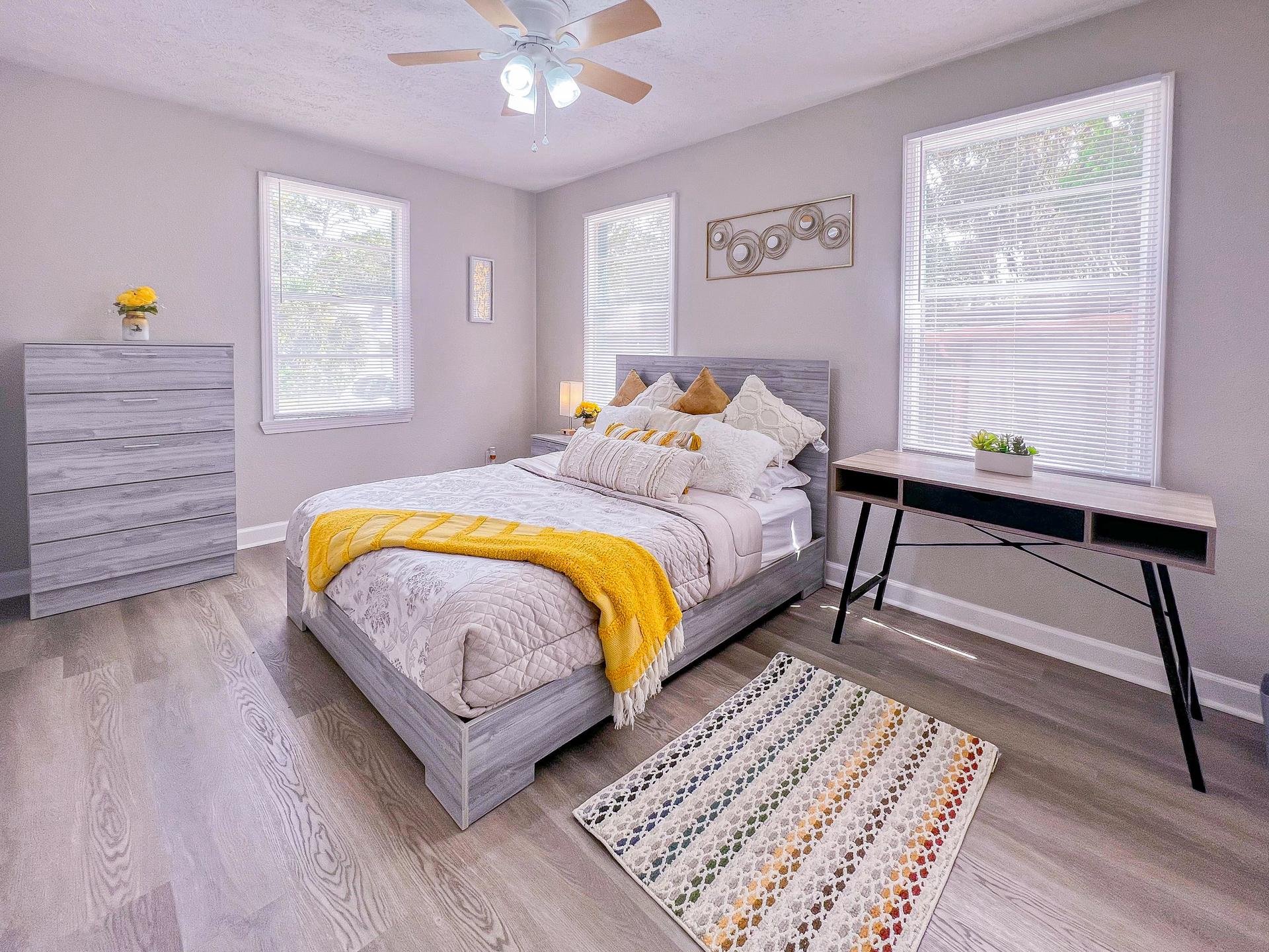 bedroom, detected:ceiling fan, window blind, bed