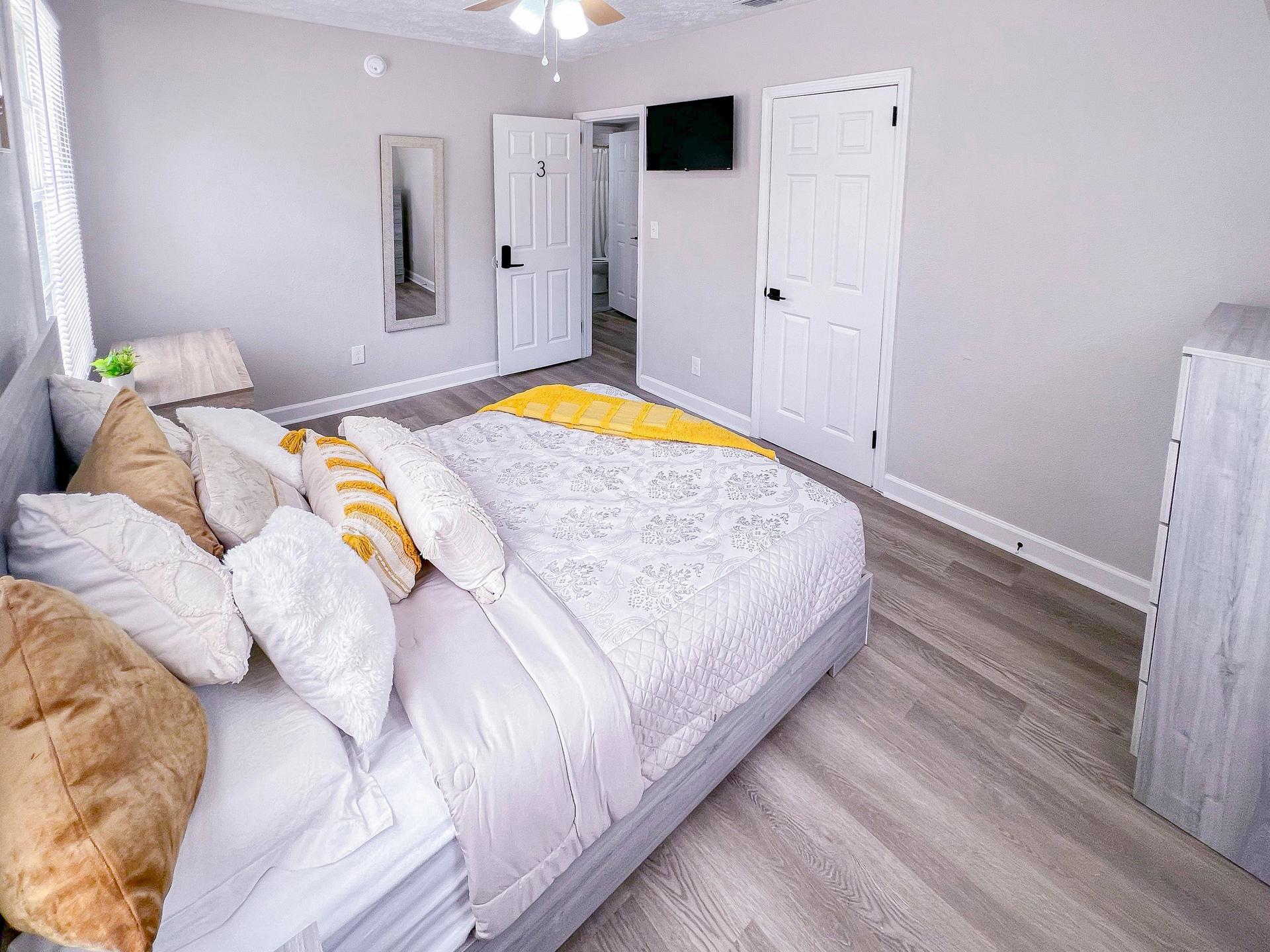 bedroom, detected:ceiling fan, bed, window blind