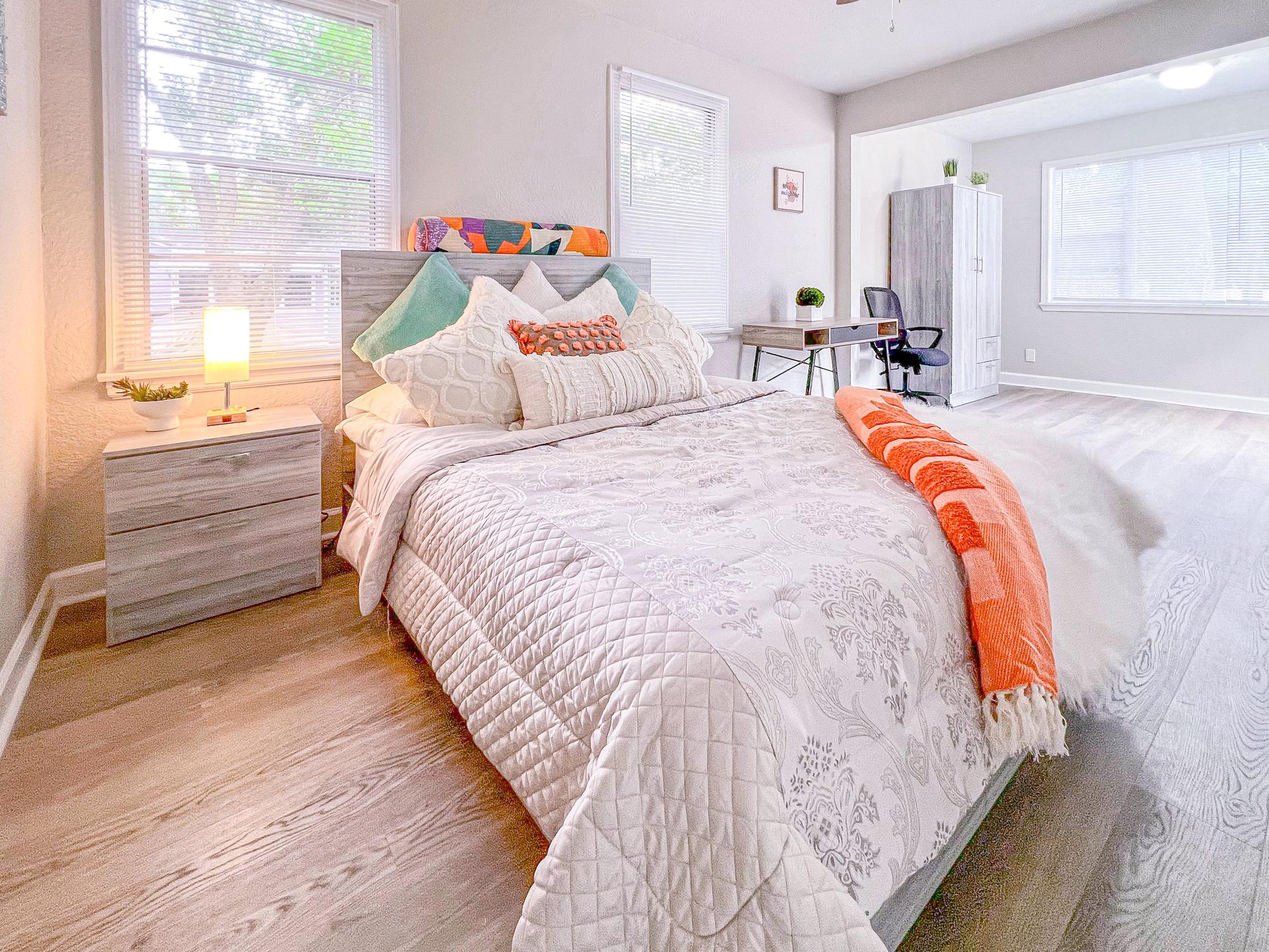 bedroom, detected:ceiling fan, window blind, bed