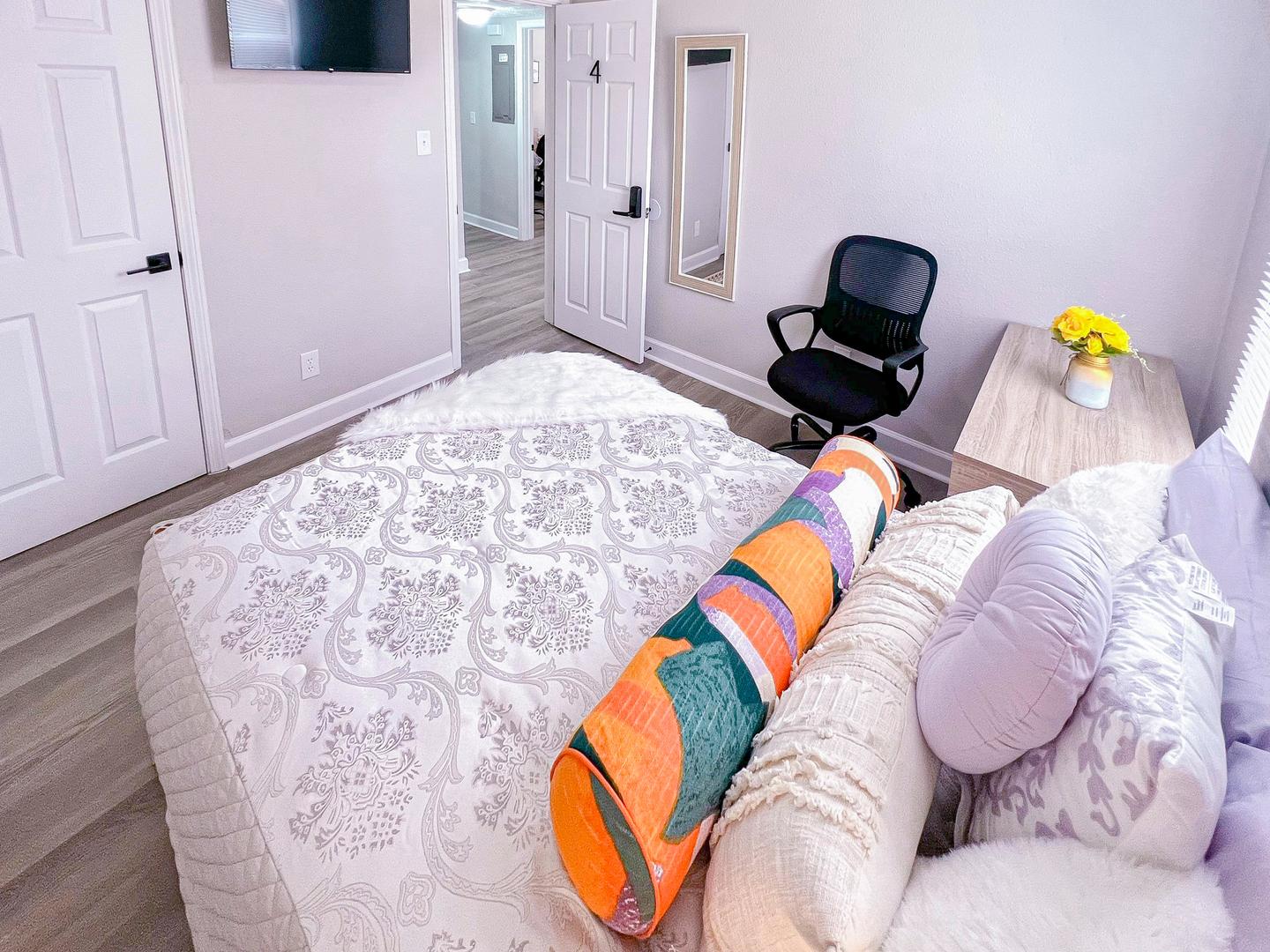 In-Room Amenities, Free Roku TV, Natural Light, and Workspace 💫