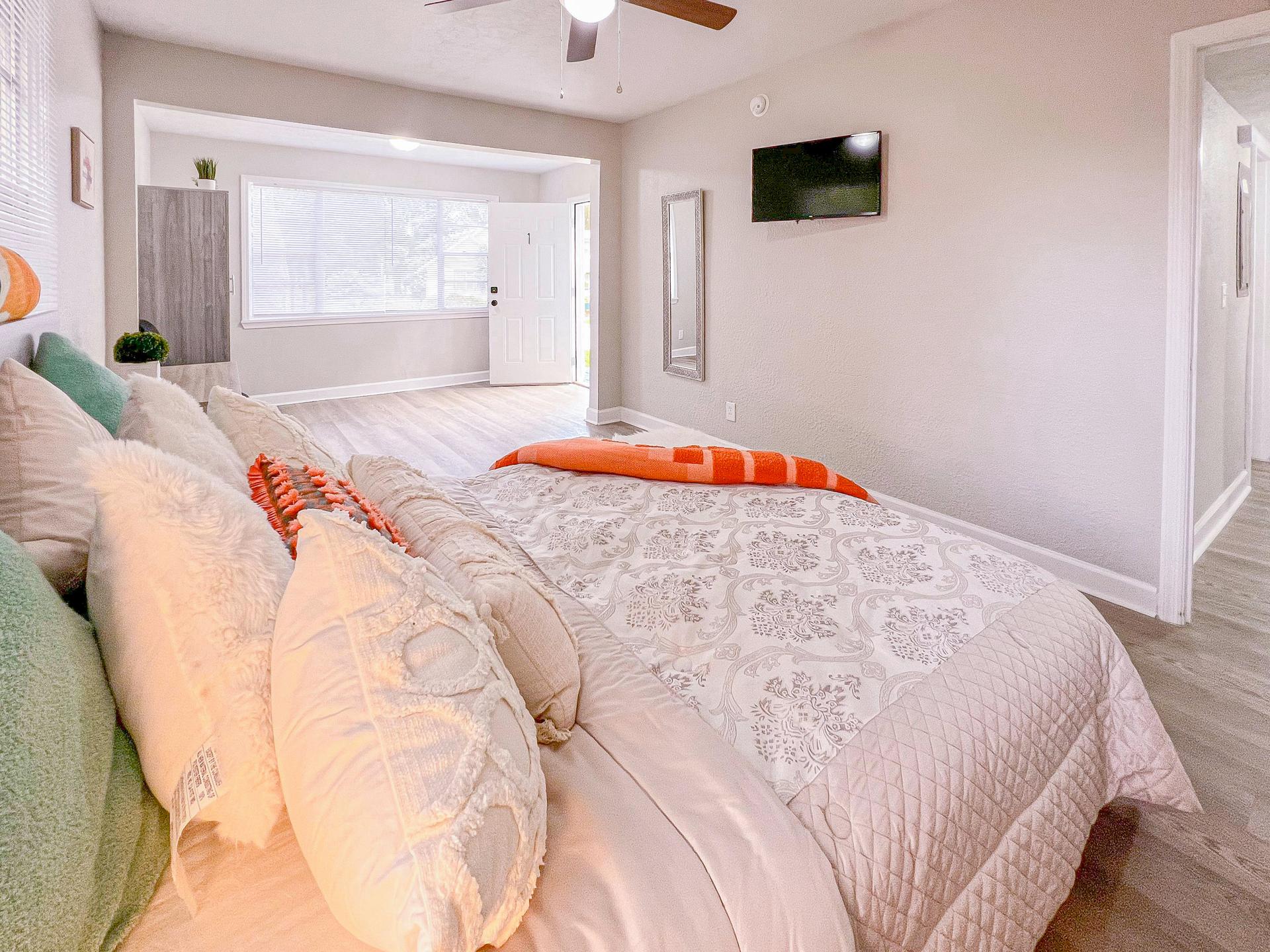 bedroom, detected:ceiling fan, bed, window blind