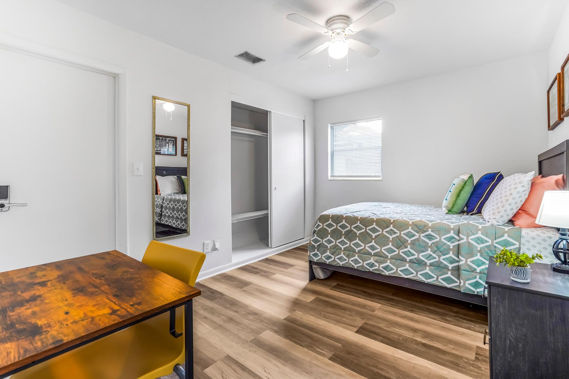bedroom, detected:ceiling fan, bed