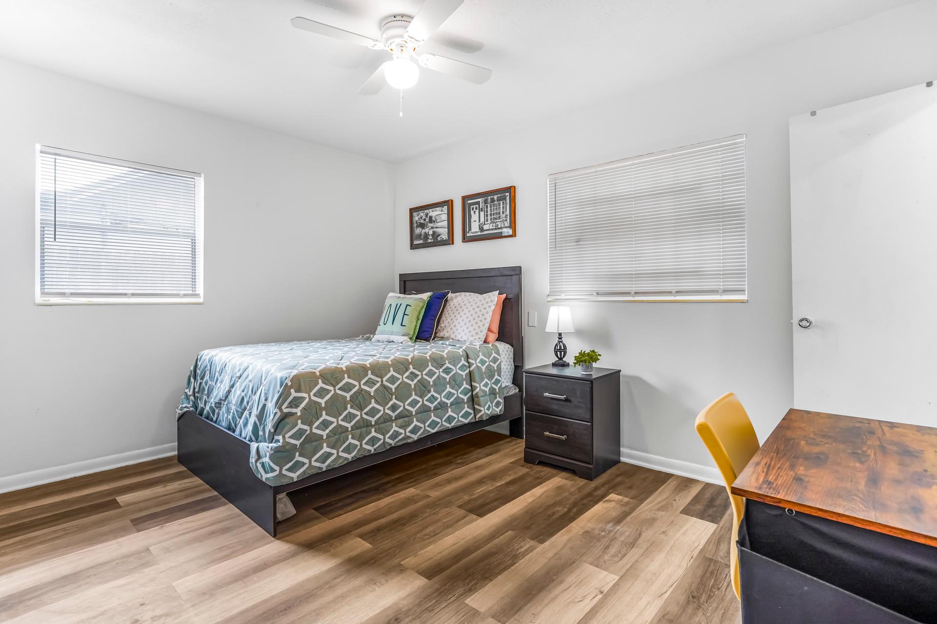 bedroom, detected:window blind, ceiling fan, bed
