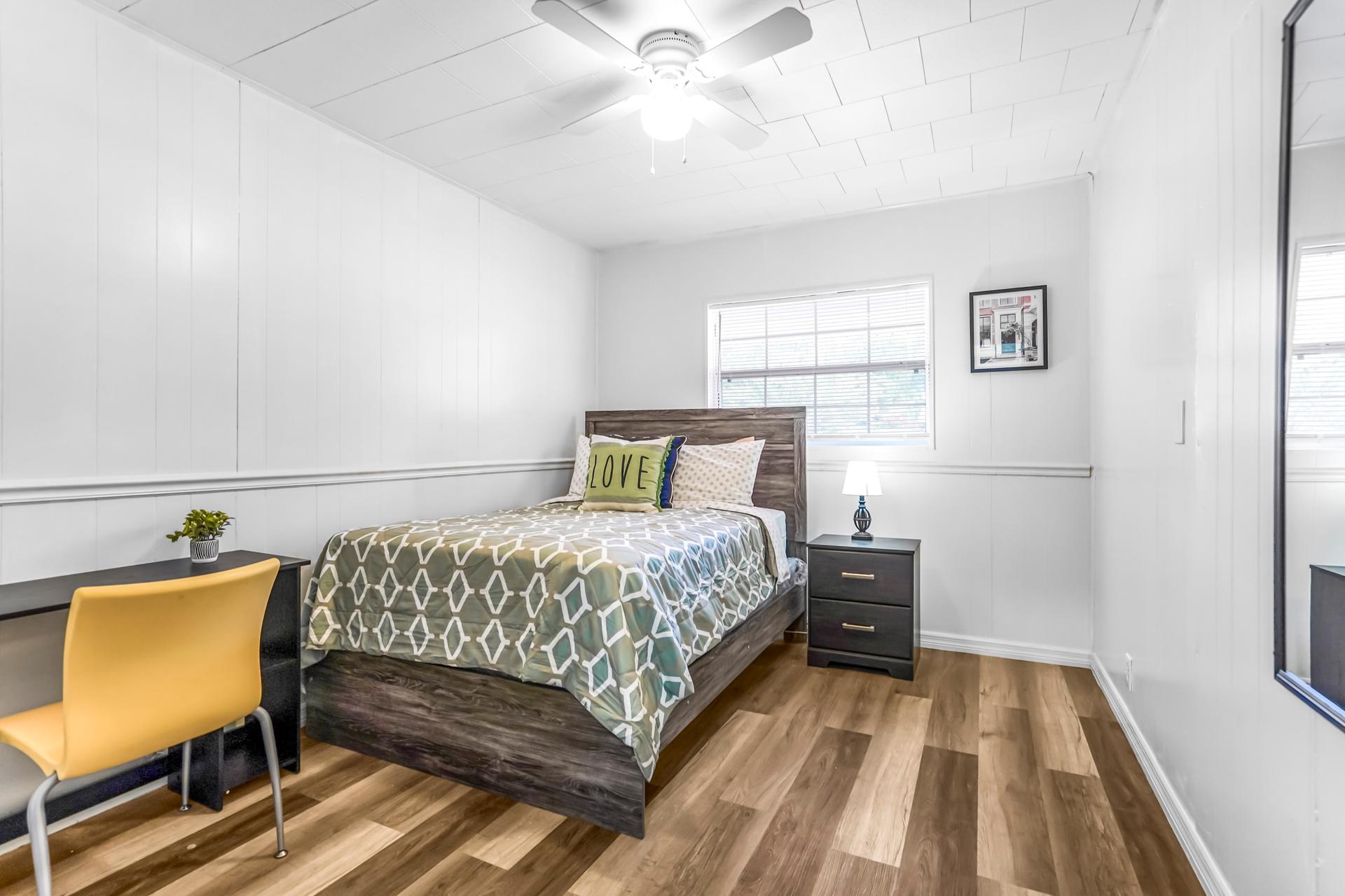 bedroom, detected:ceiling fan, bed, window blind