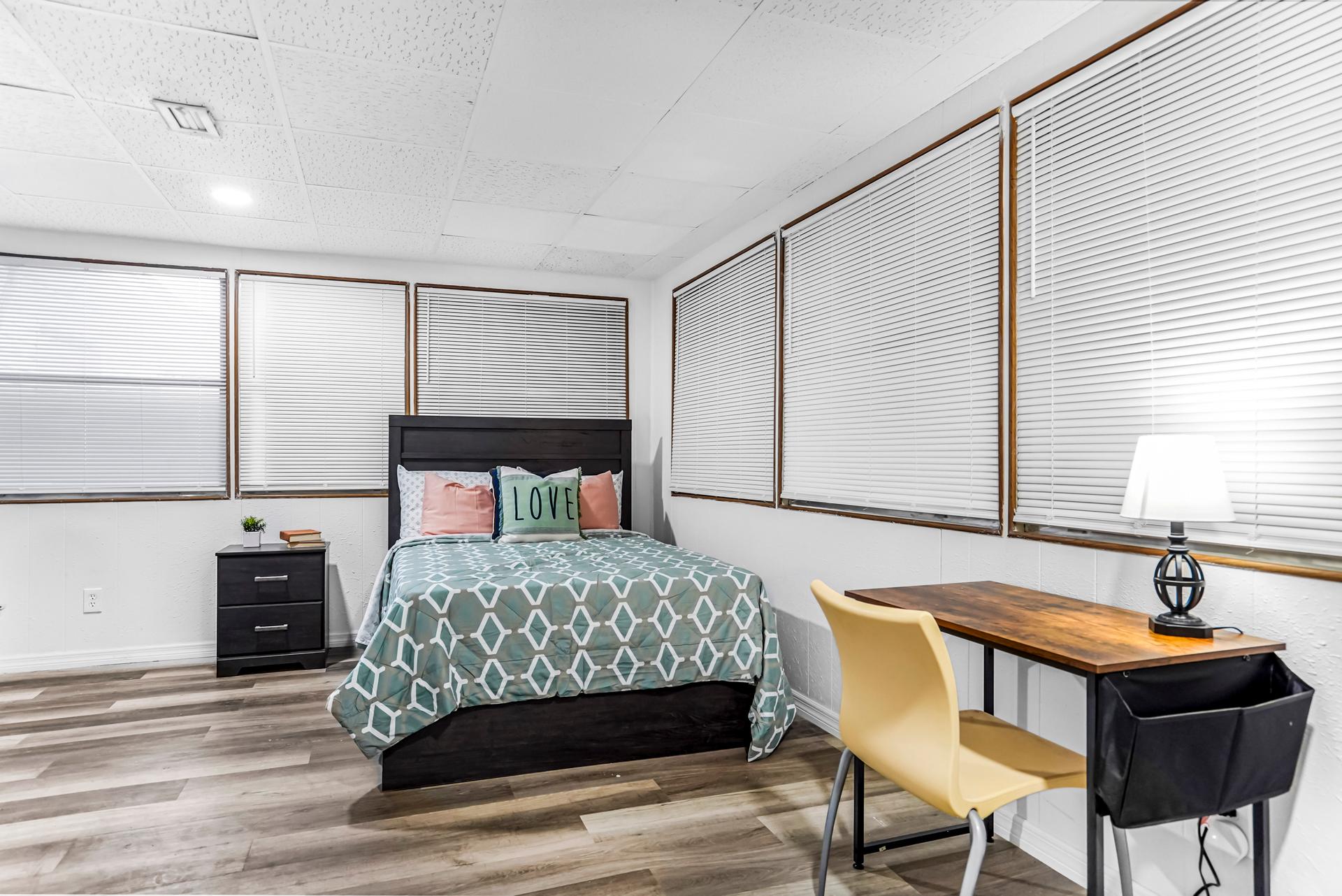 bedroom, detected:window blind, bed
