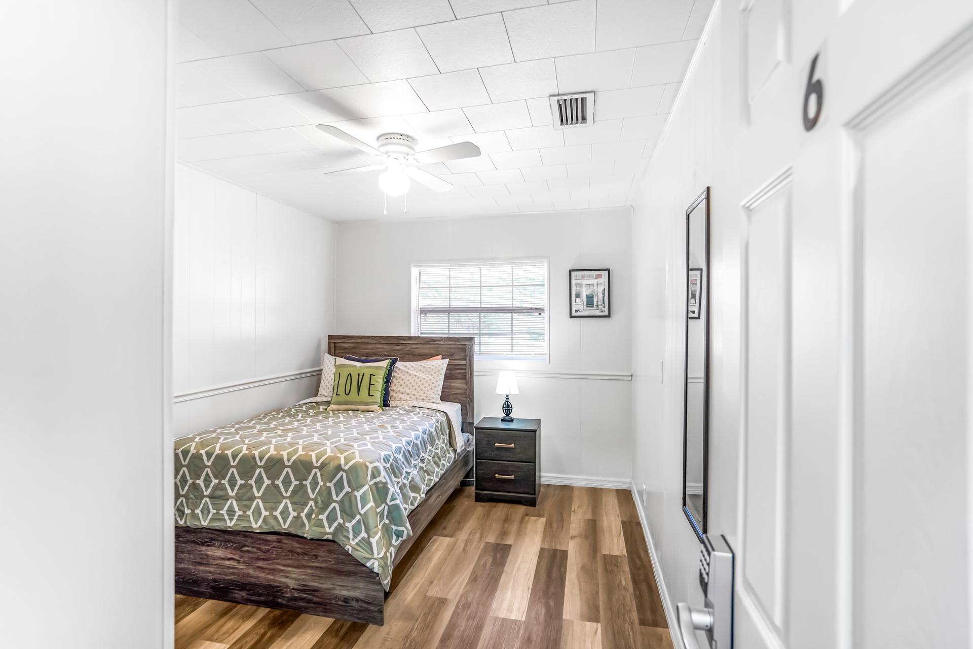 bedroom, detected:ceiling fan, bed, window blind