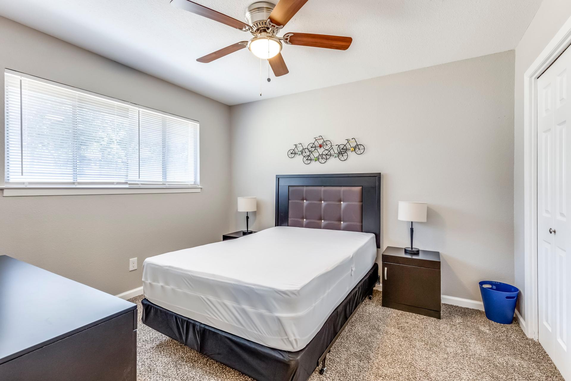 bedroom, detected:ceiling fan, window blind, bed