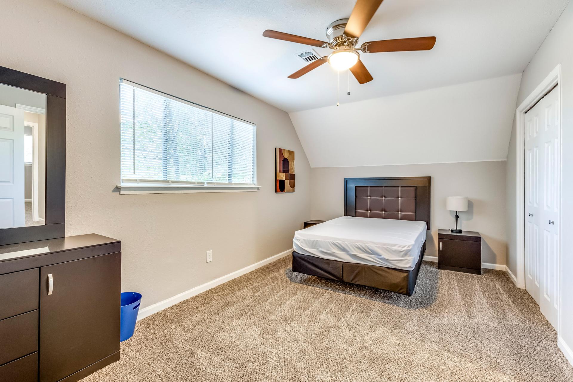 bedroom, detected:ceiling fan, window blind, bed