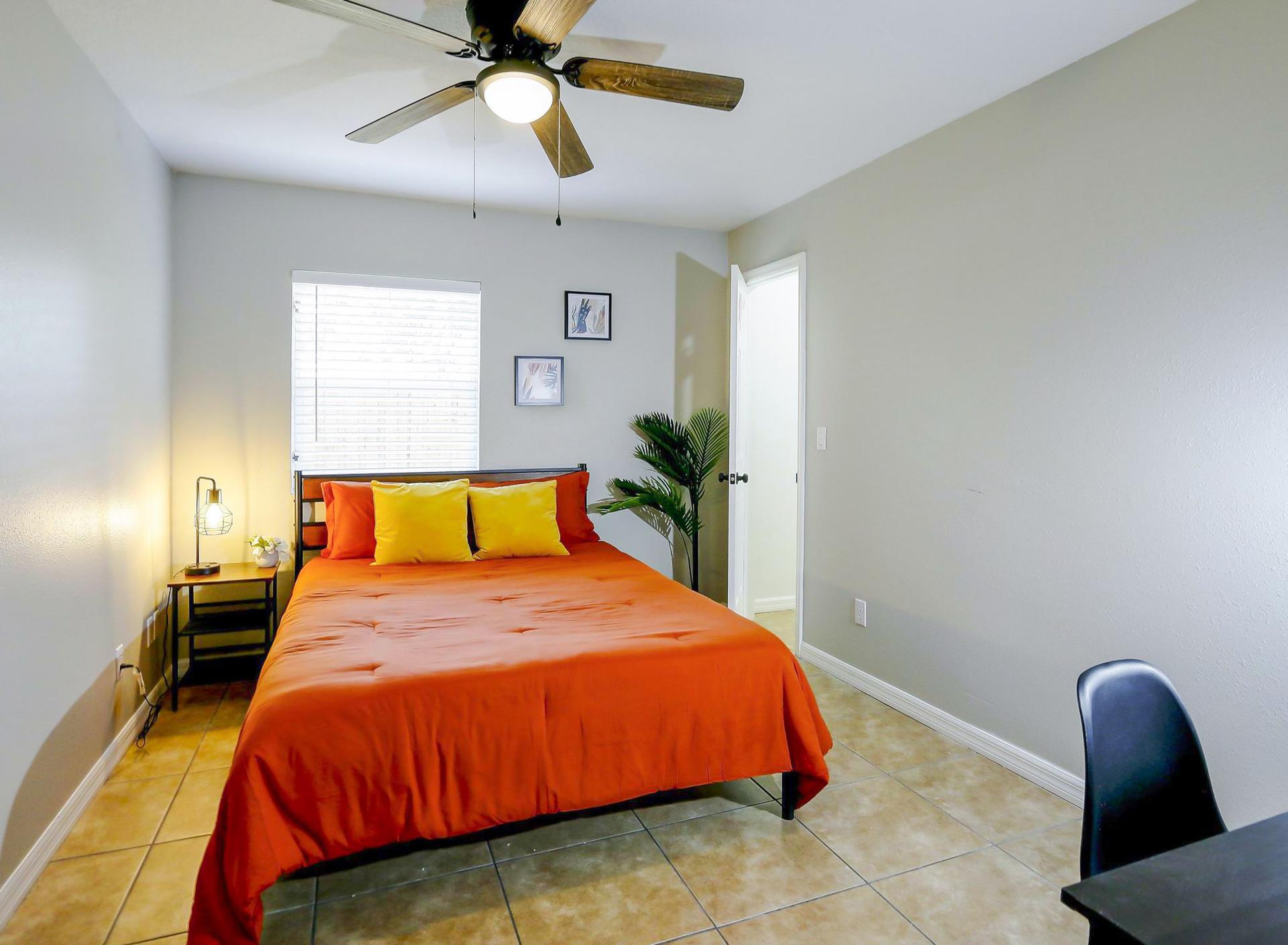 bedroom, detected:ceiling fan, window blind, bed