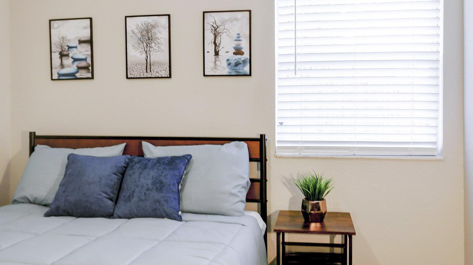 bedroom, detected:window blind, bed