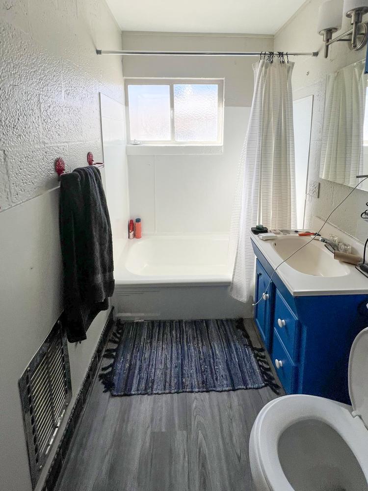 Bathroom(s)