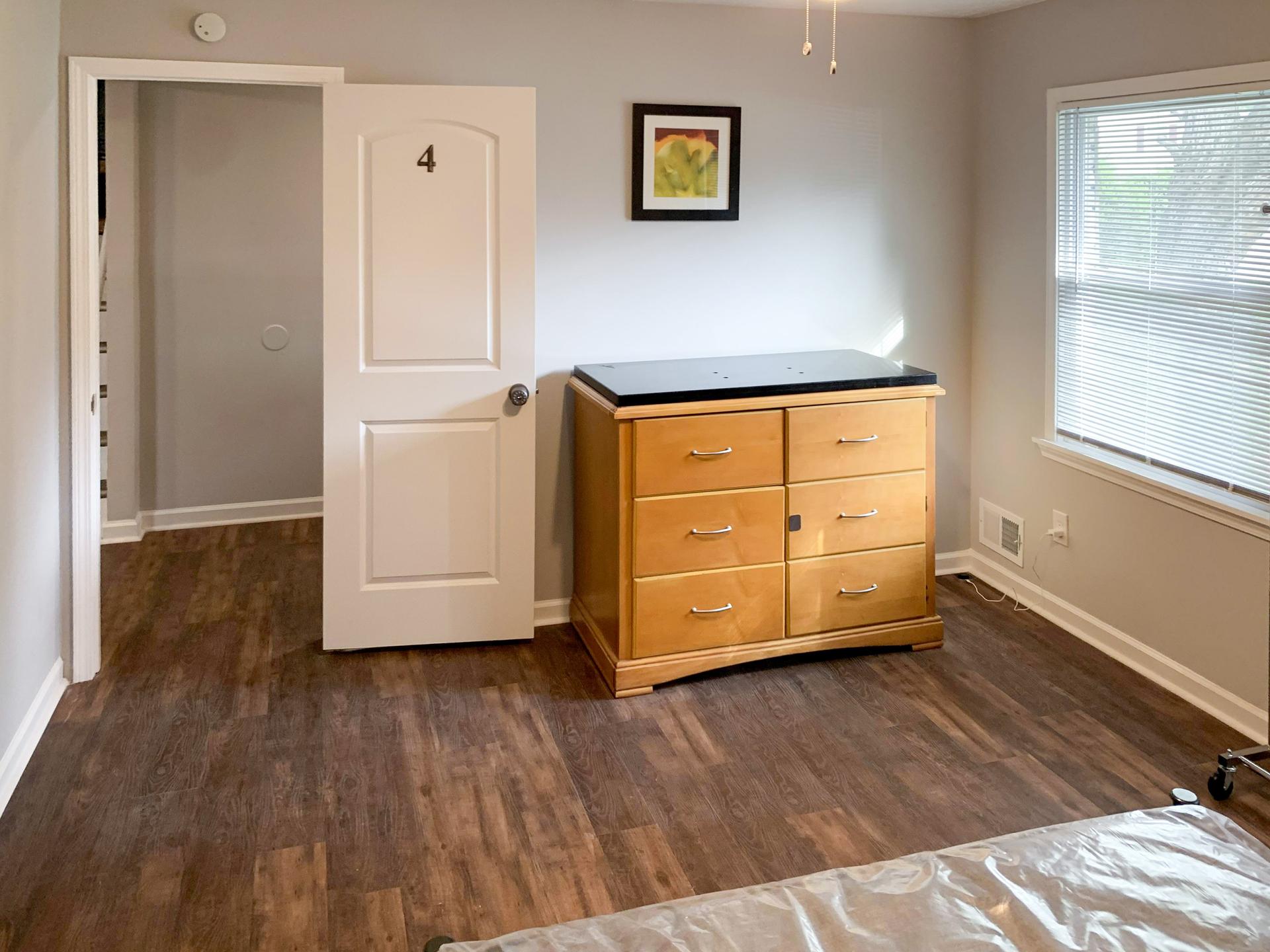 bedroom, detected:window blind, ceiling fan, bed