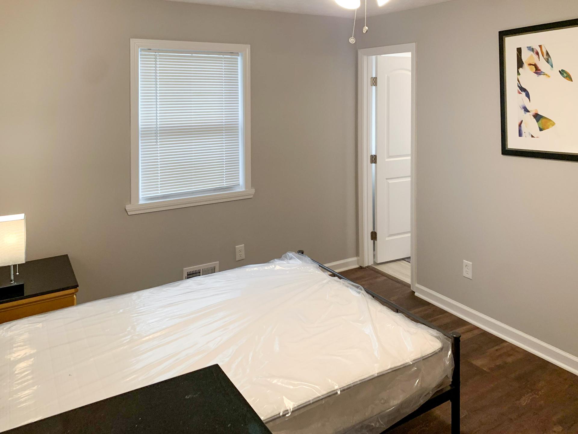 bedroom, detected:window blind, ceiling fan, bathtub, bed