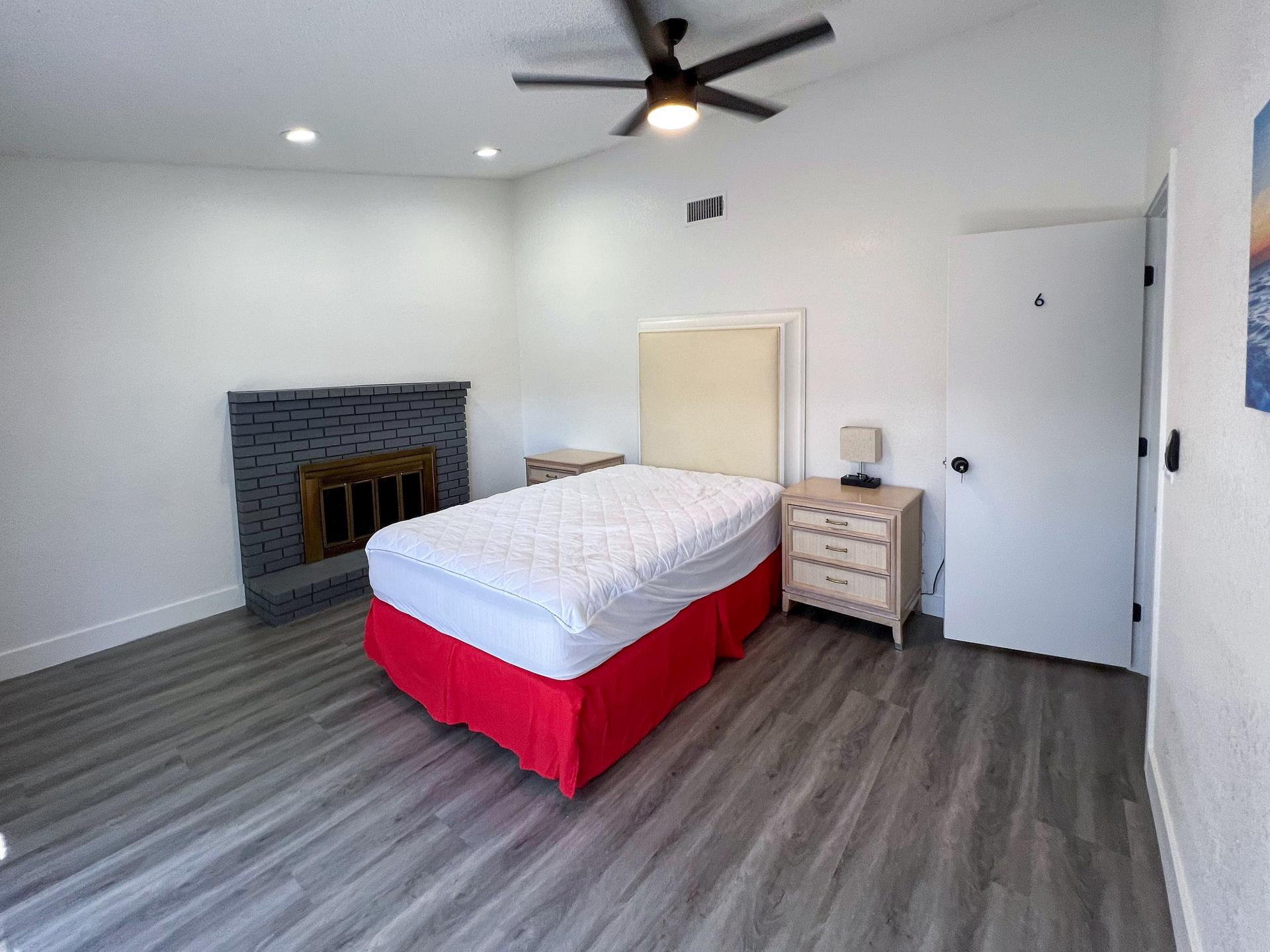 bedroom, detected:ceiling fan, bed, window blind