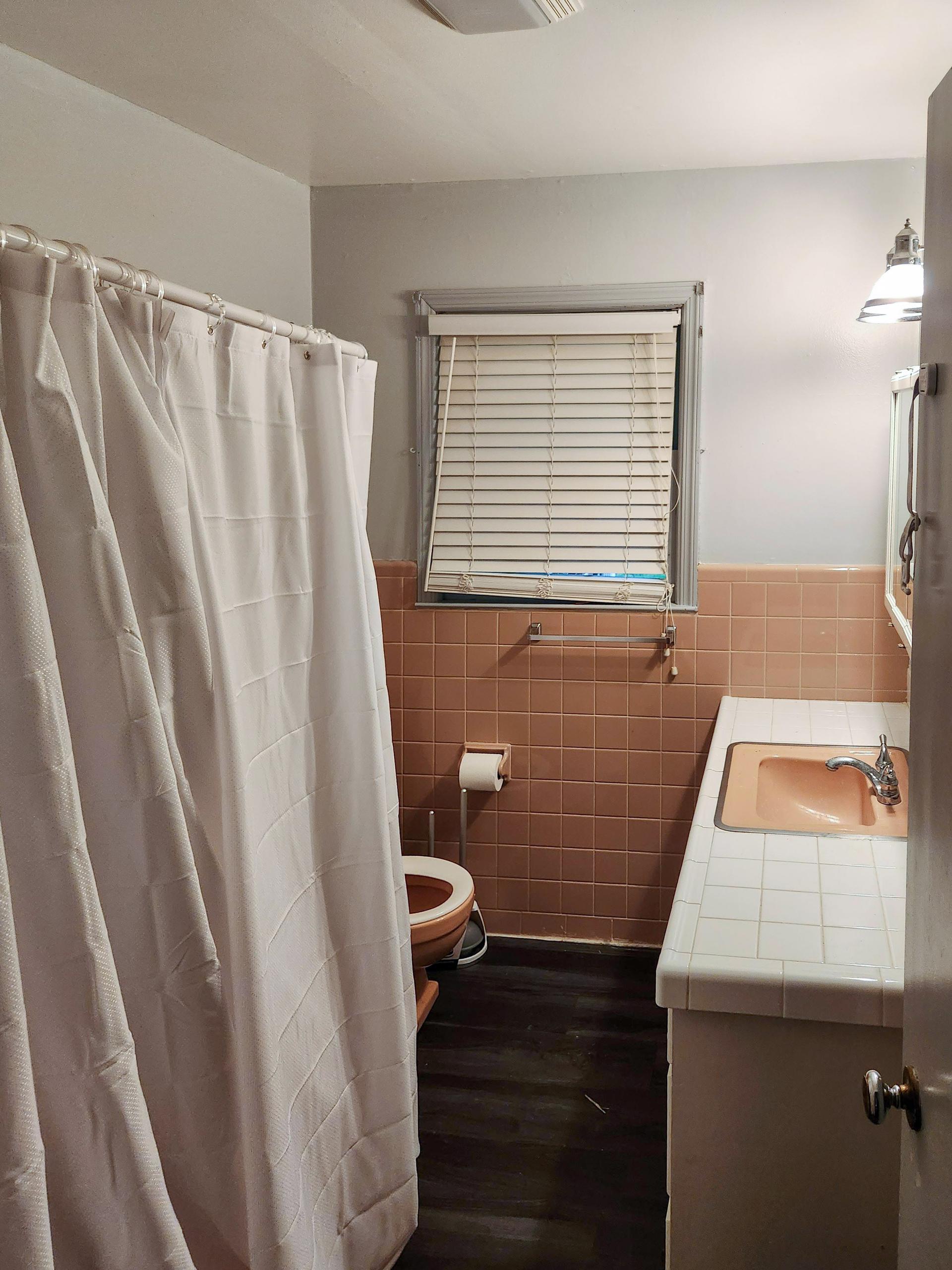 bathroom, detected:window blind, shower, bathtub, ceiling fan