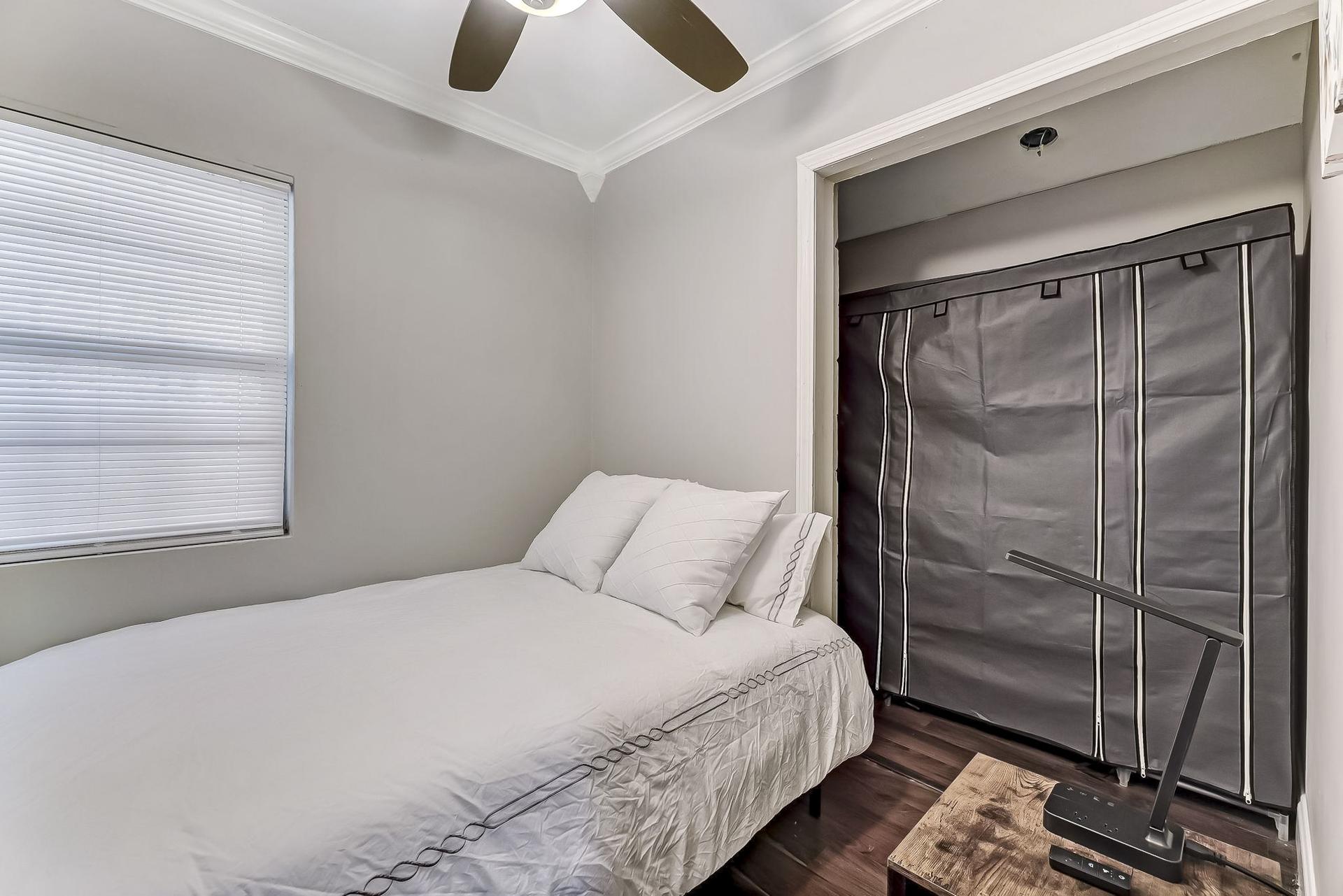bedroom, detected:ceiling fan, window blind, bed
