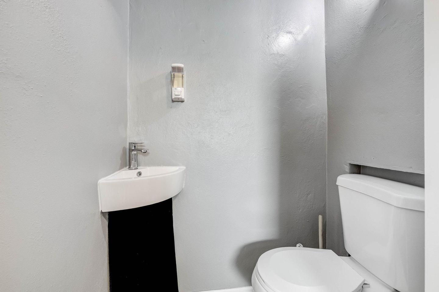 Bathroom(s)