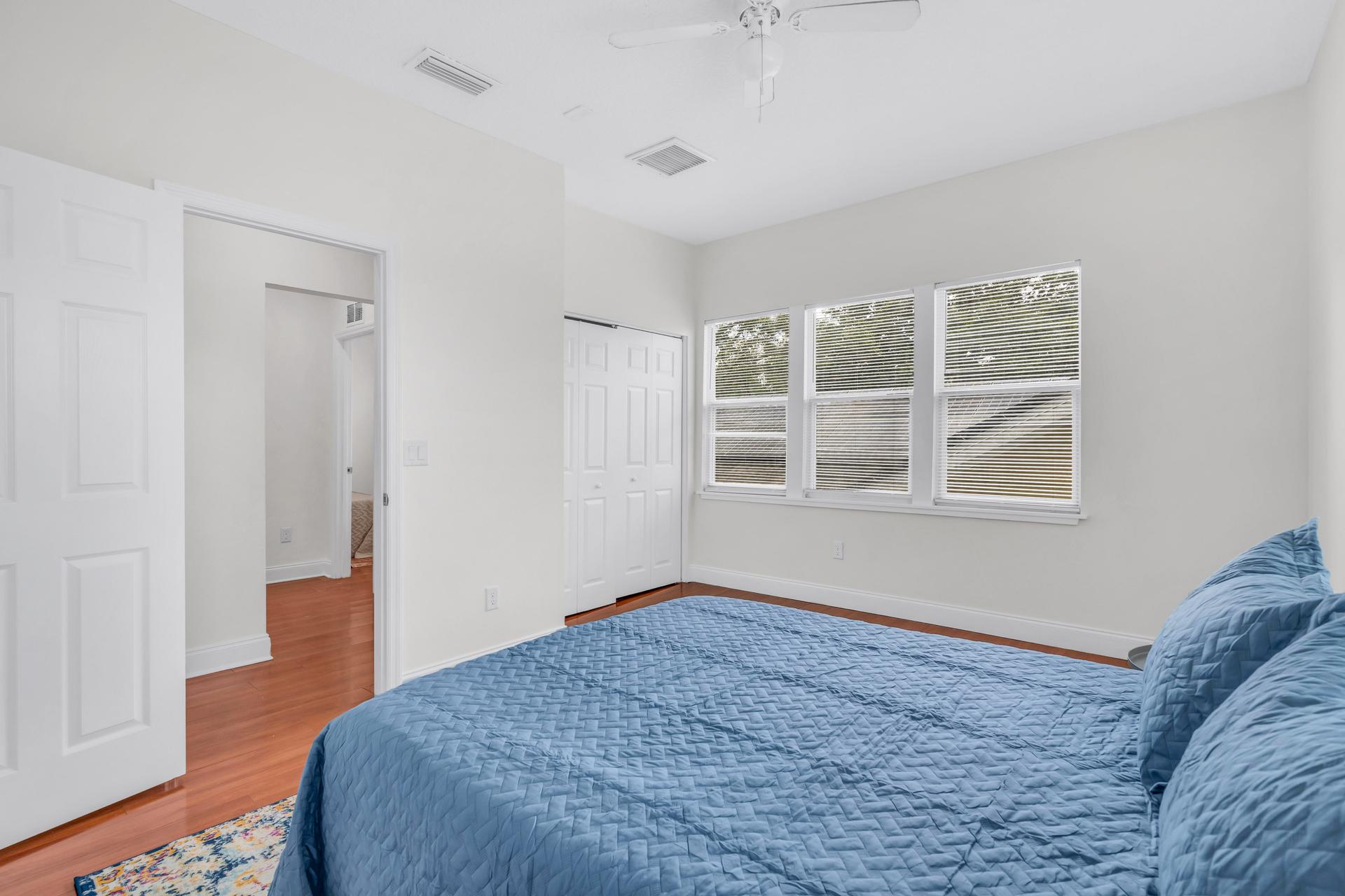 bedroom, detected:window blind, ceiling fan, bed