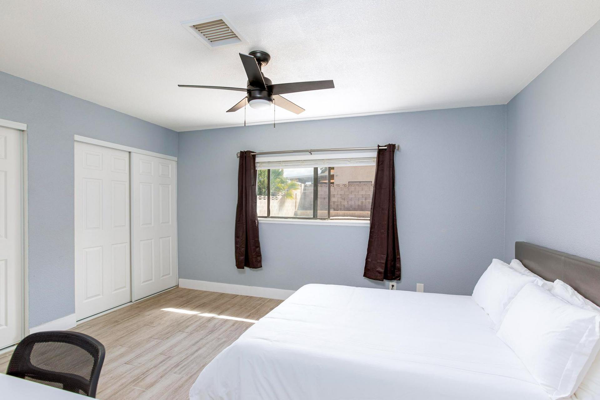 bedroom, detected:ceiling fan, bed, window blind