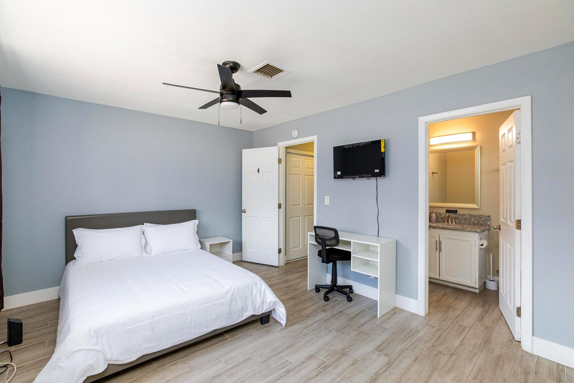 bedroom, detected:ceiling fan, bed, window blind