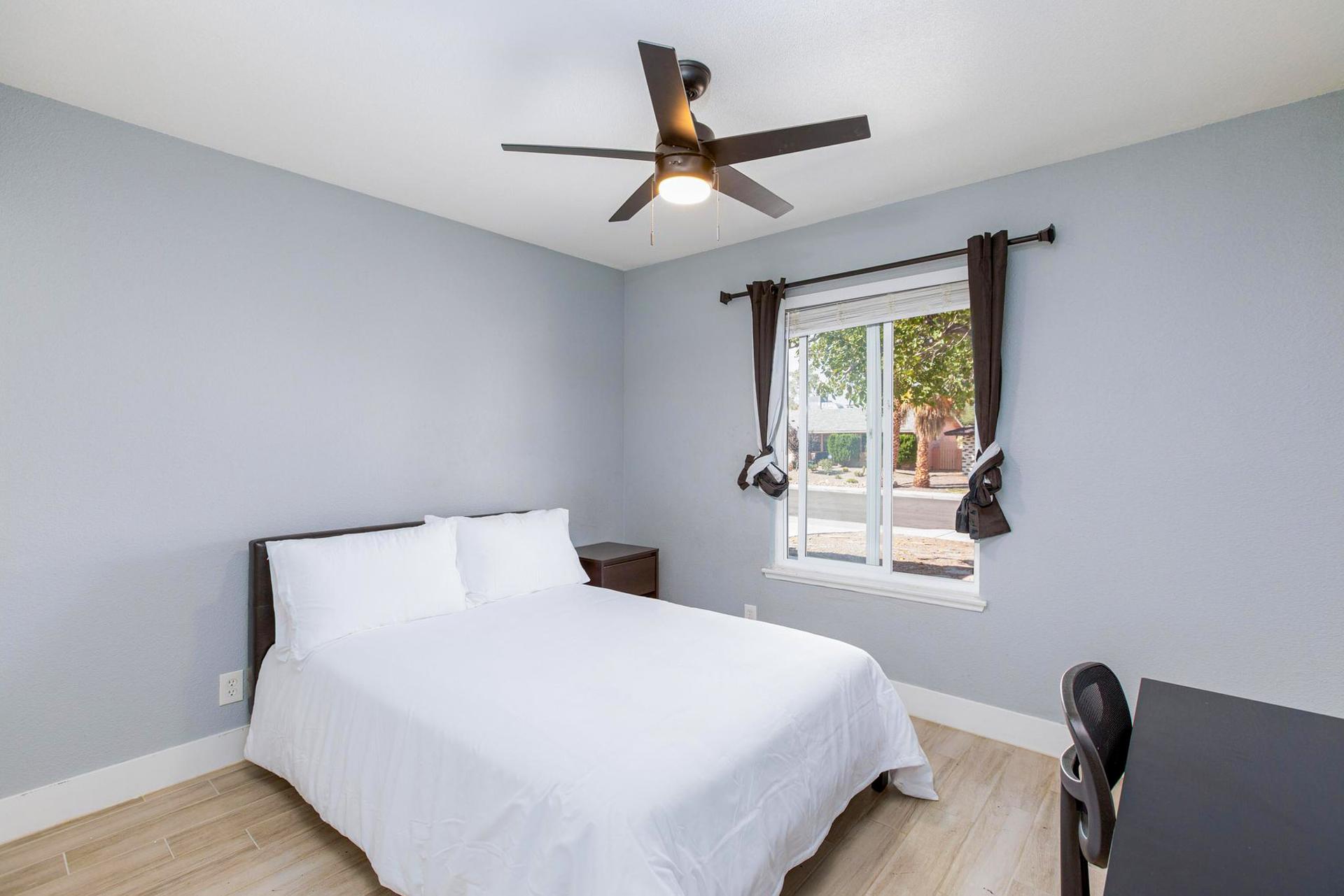 bedroom, detected:ceiling fan, window blind, bed