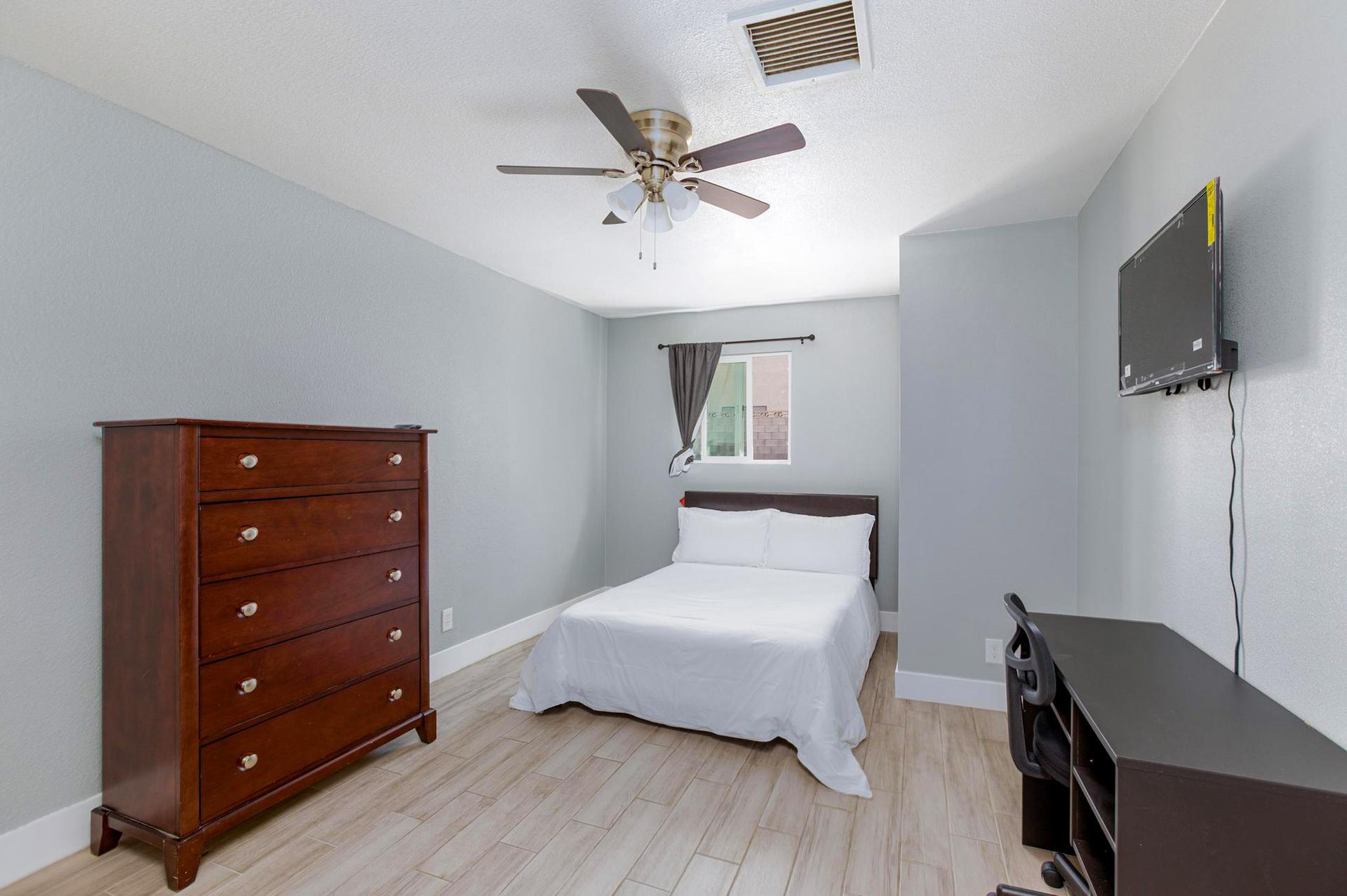 bedroom, detected:ceiling fan, window blind, bed