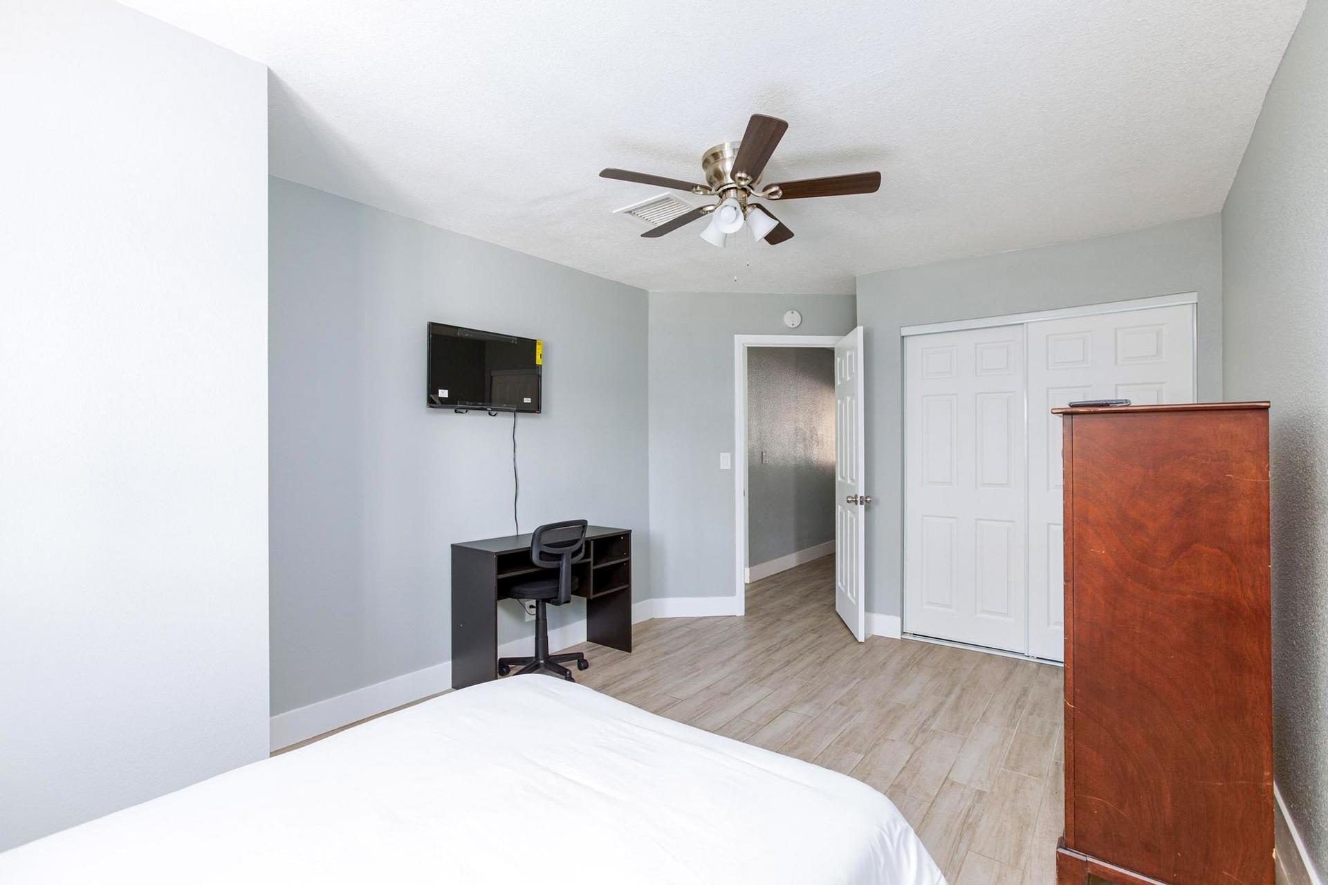 bedroom, detected:ceiling fan, bed, window blind