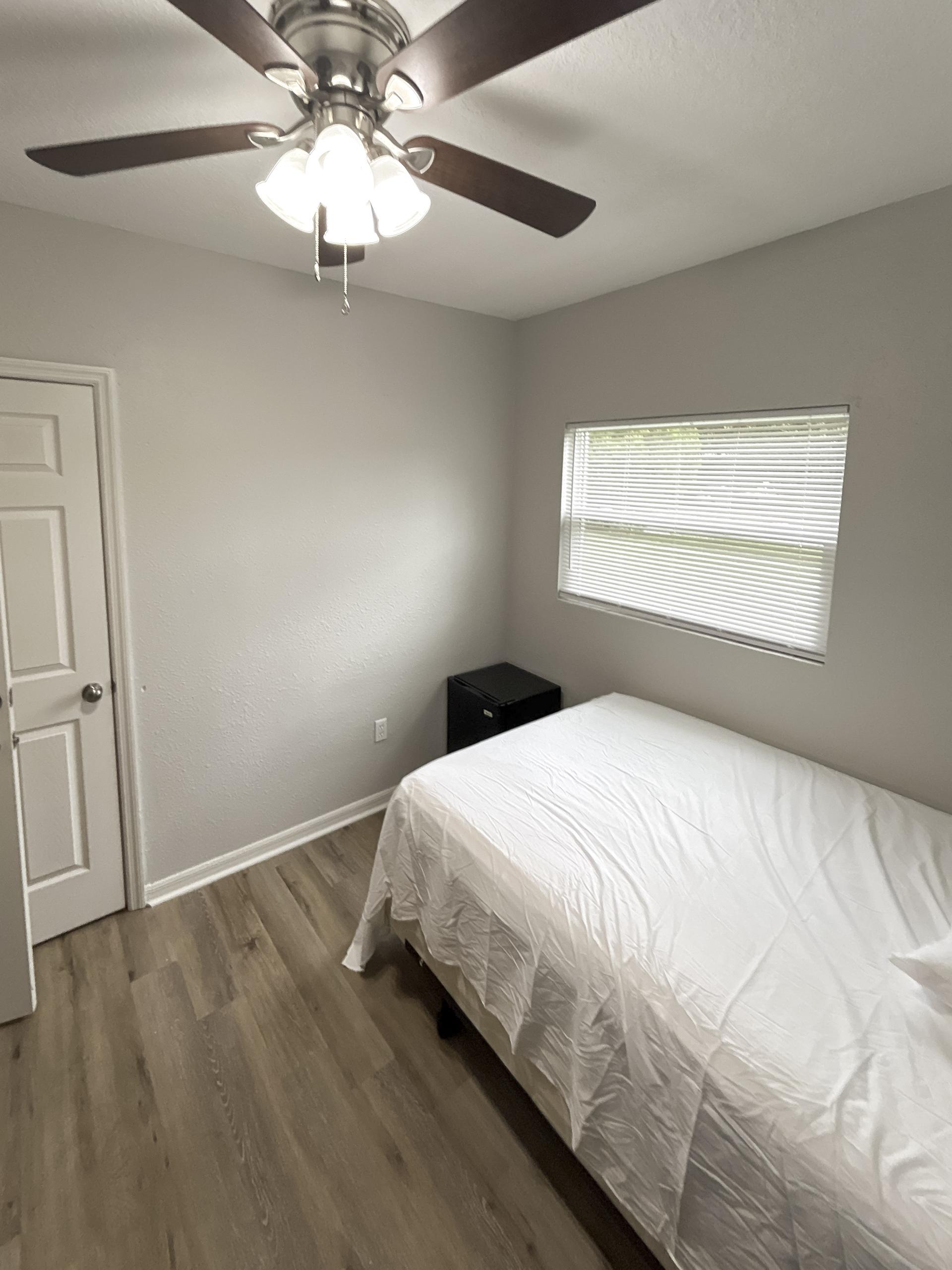 bedroom, detected:ceiling fan, bed, window blind