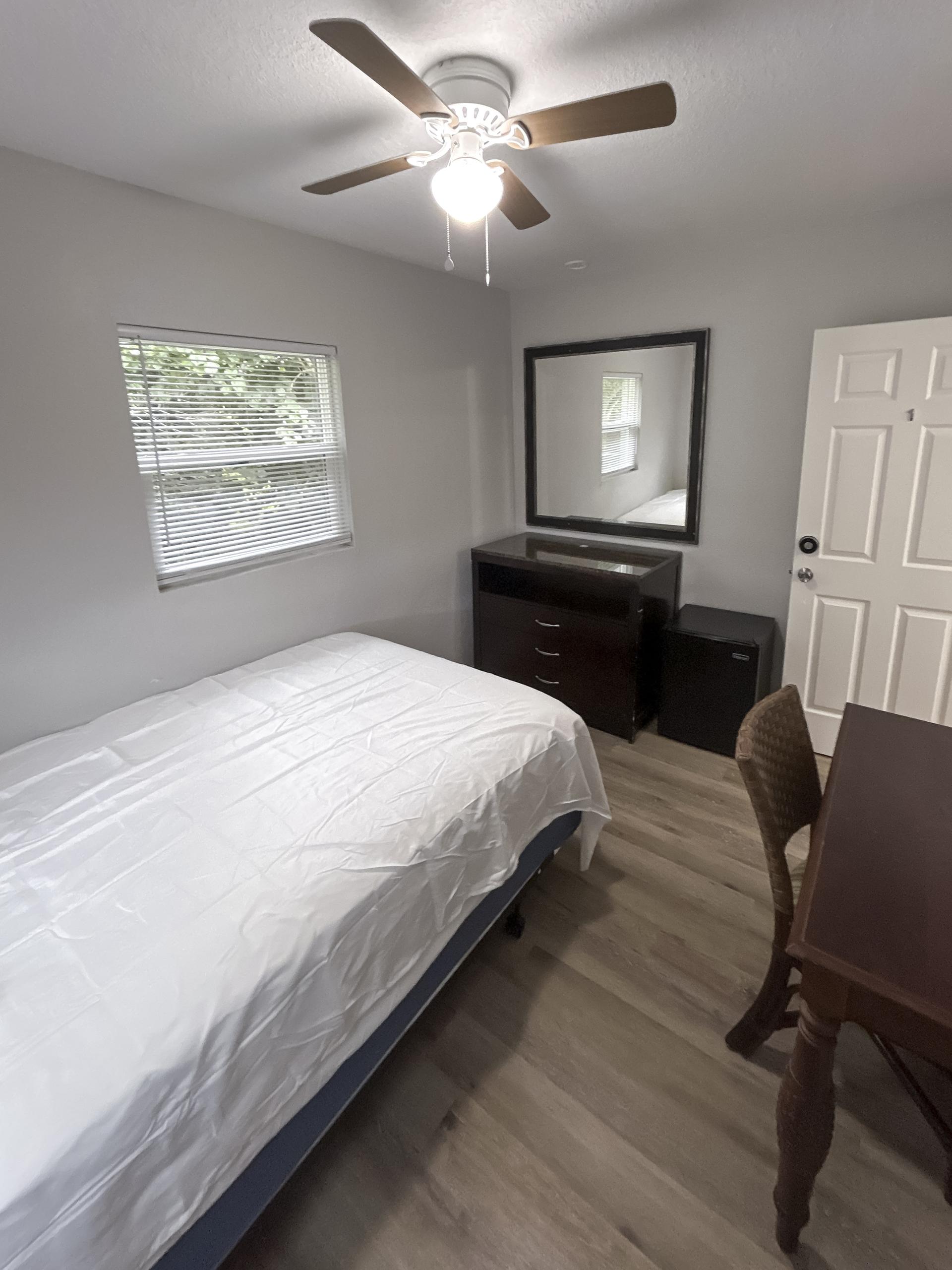 bedroom, detected:window blind, ceiling fan, bed
