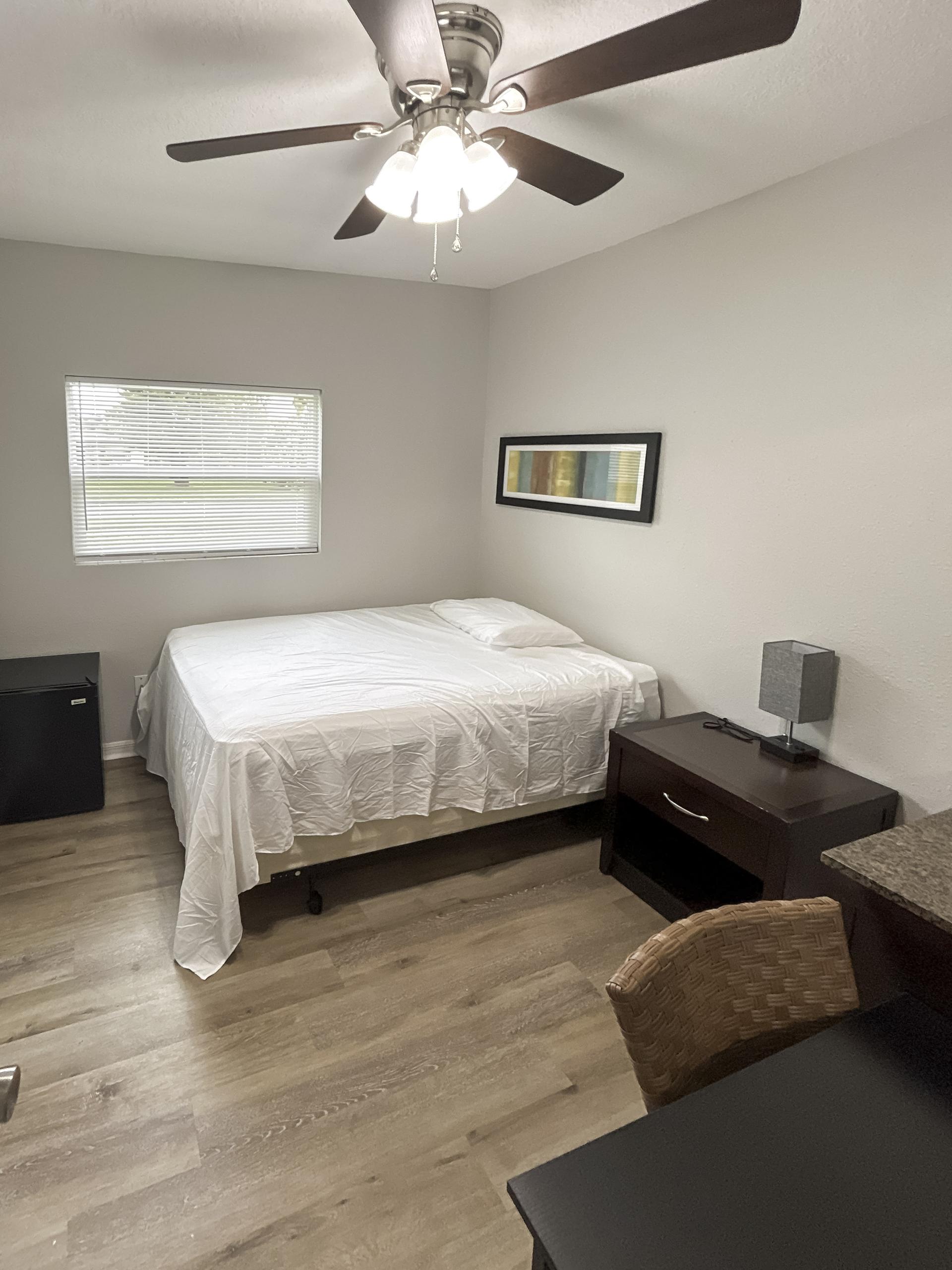 bedroom, detected:ceiling fan, window blind, bed