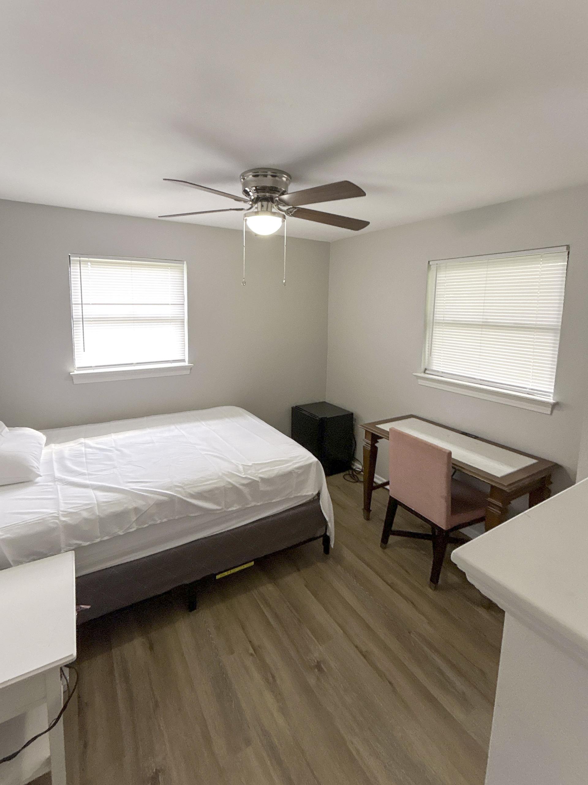 bedroom, detected:window blind, ceiling fan, bed