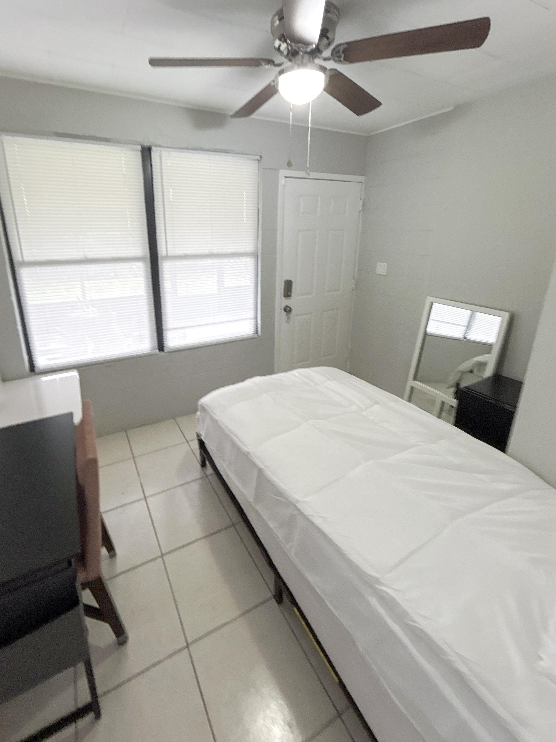 bedroom, detected:ceiling fan, window blind, bed