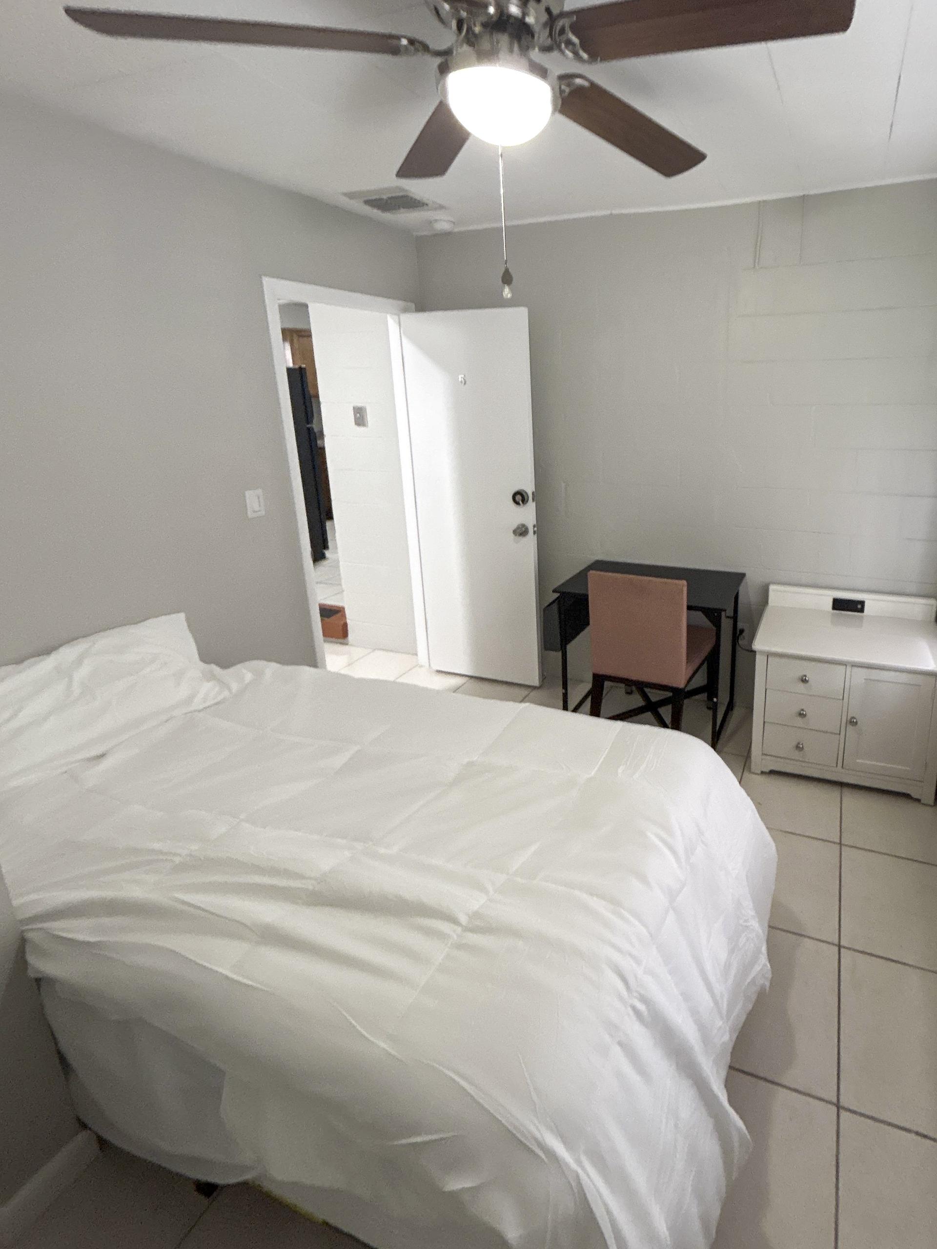 bedroom, detected:ceiling fan, bed, window blind