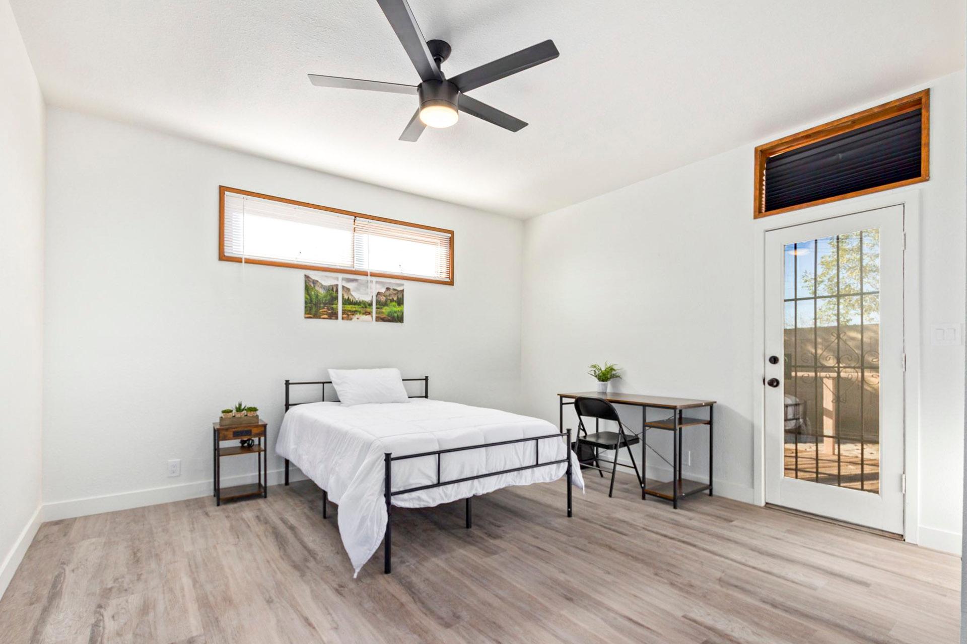 bedroom, detected:ceiling fan, window blind, bed