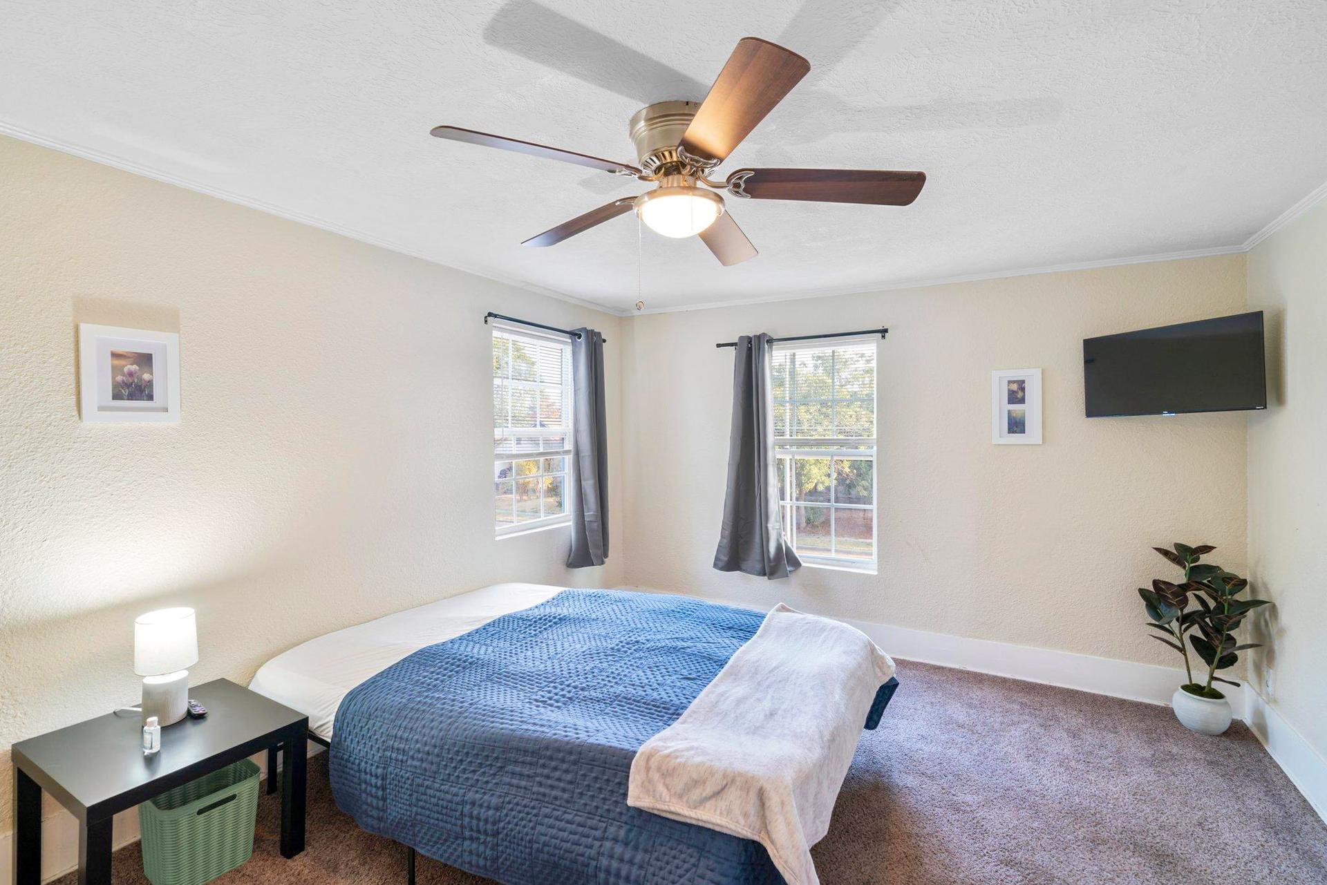 bedroom, detected:ceiling fan, window blind, bed