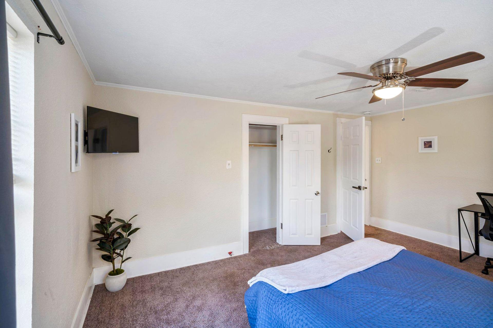 bedroom, detected:ceiling fan, bed