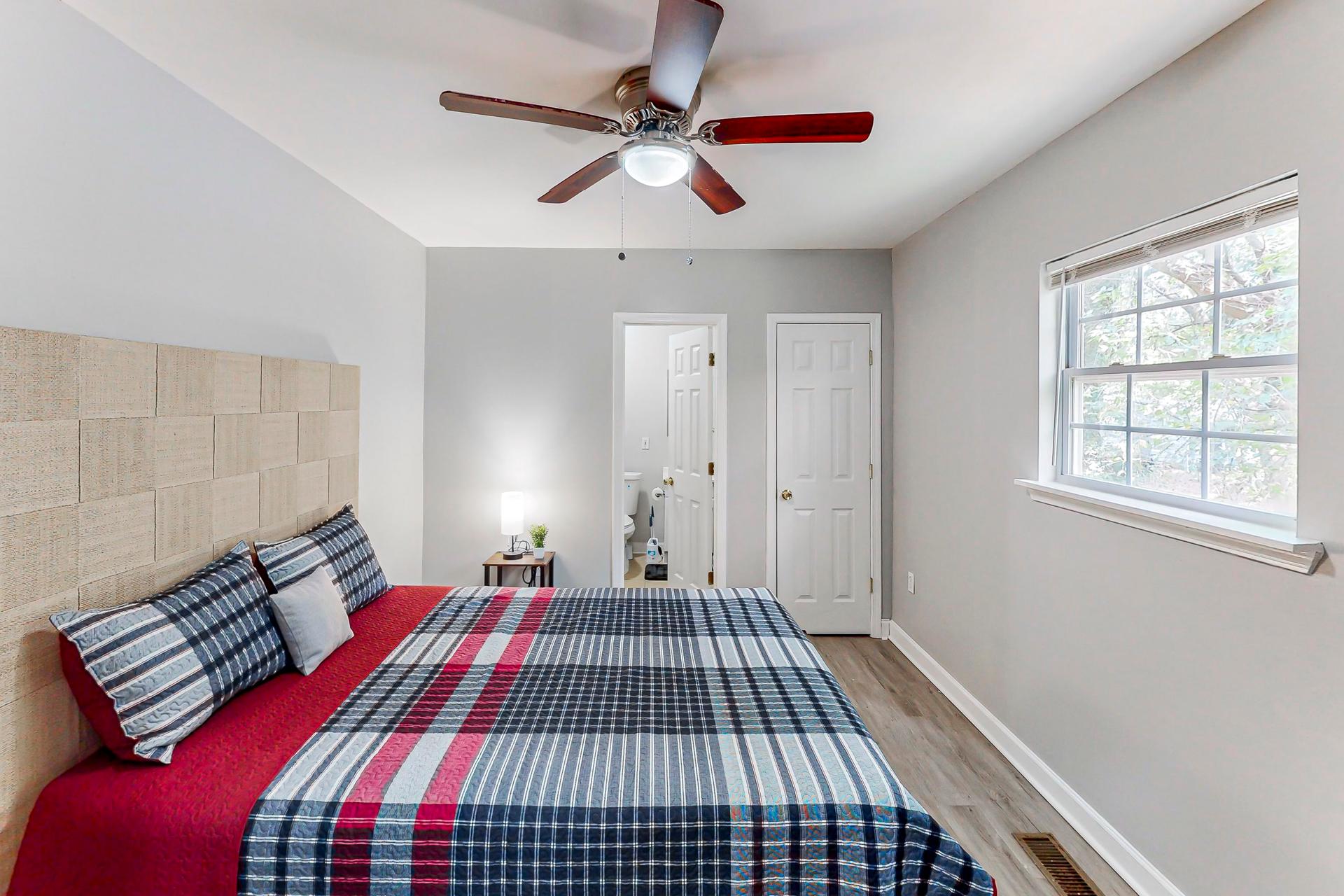 bedroom, detected:ceiling fan, window blind, bed