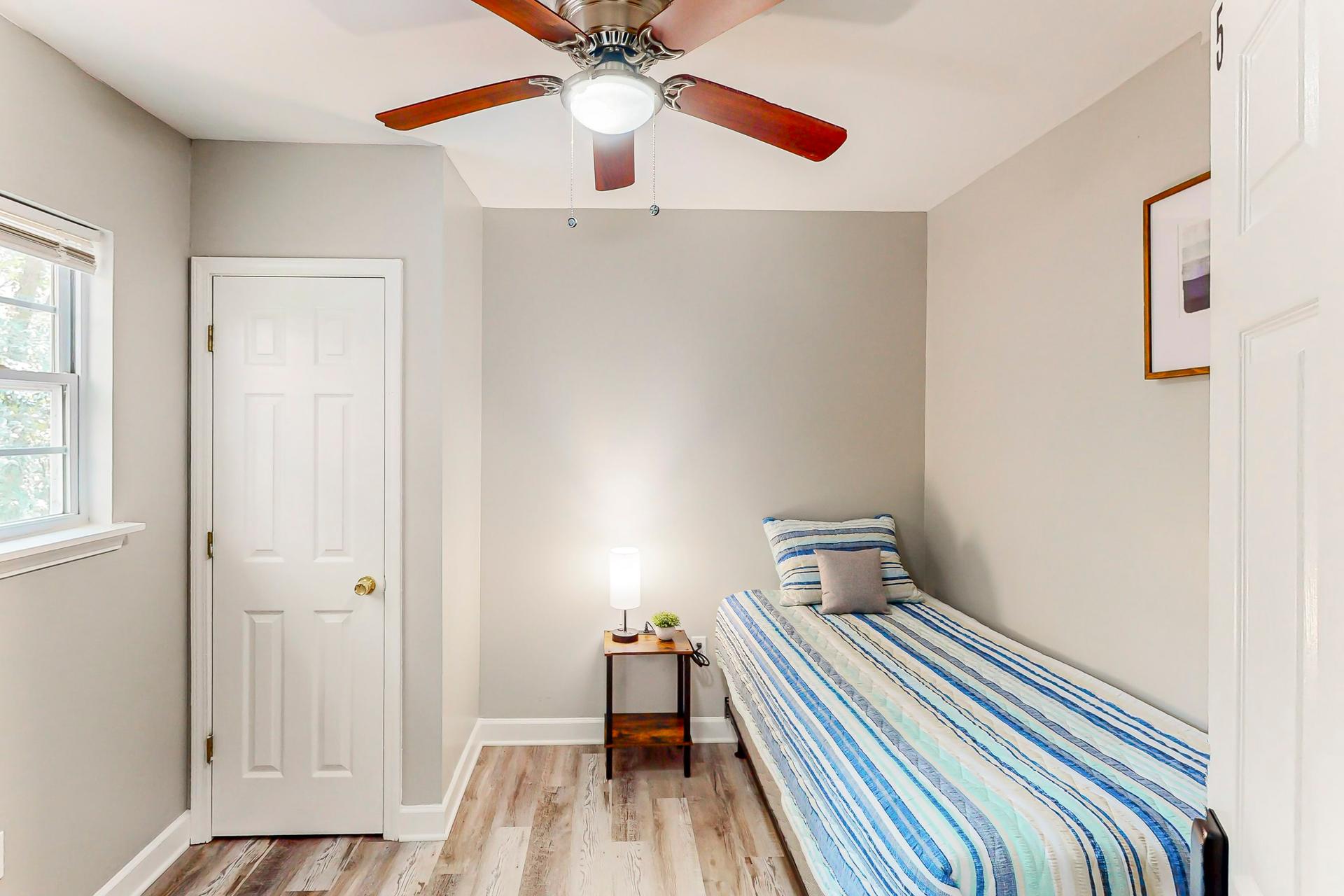 bedroom, detected:ceiling fan, bed, window blind