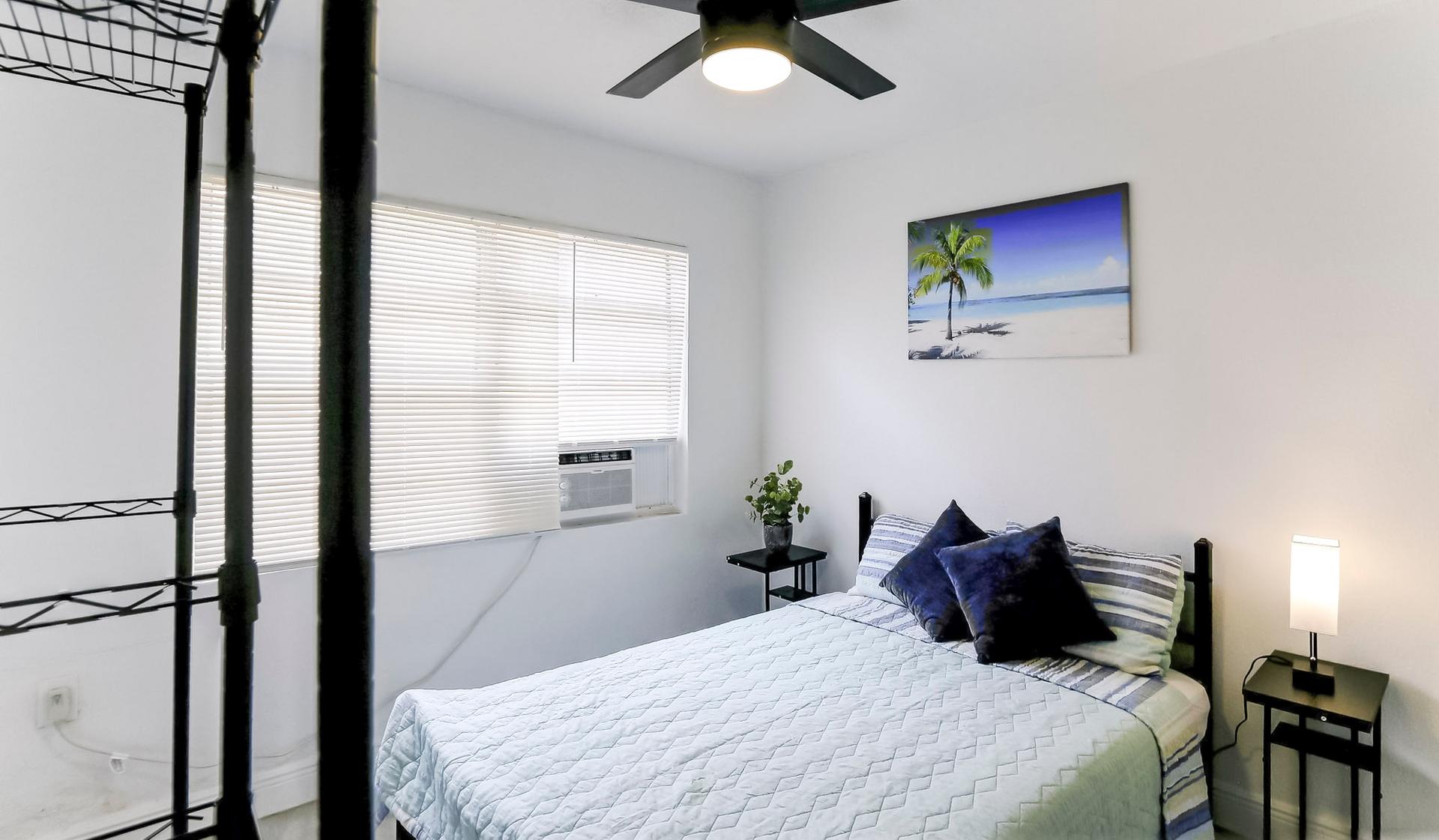 bedroom, detected:ceiling fan, bed, window blind