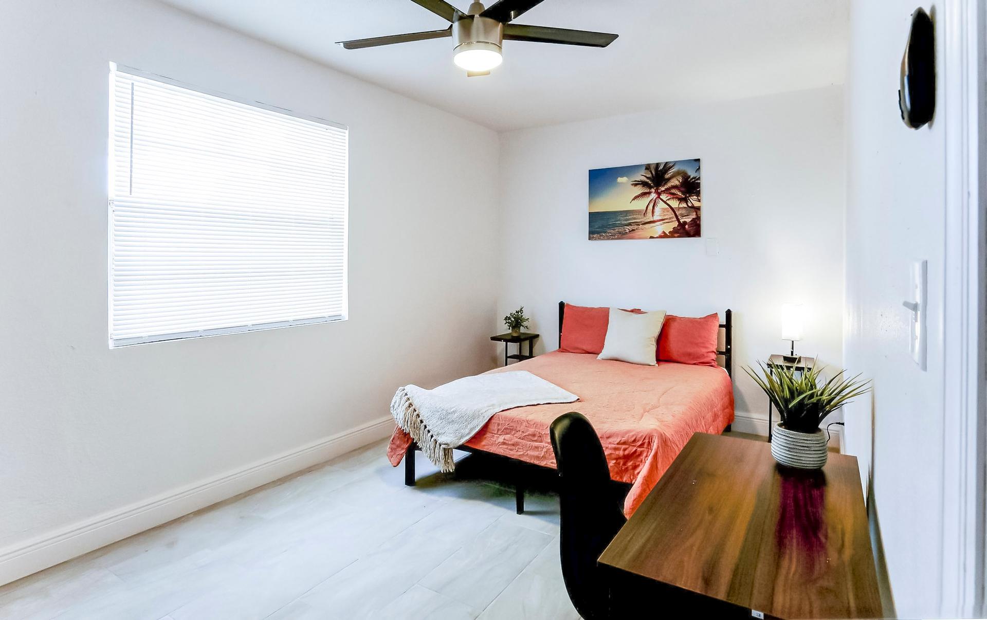 bedroom, detected:ceiling fan, window blind, bed
