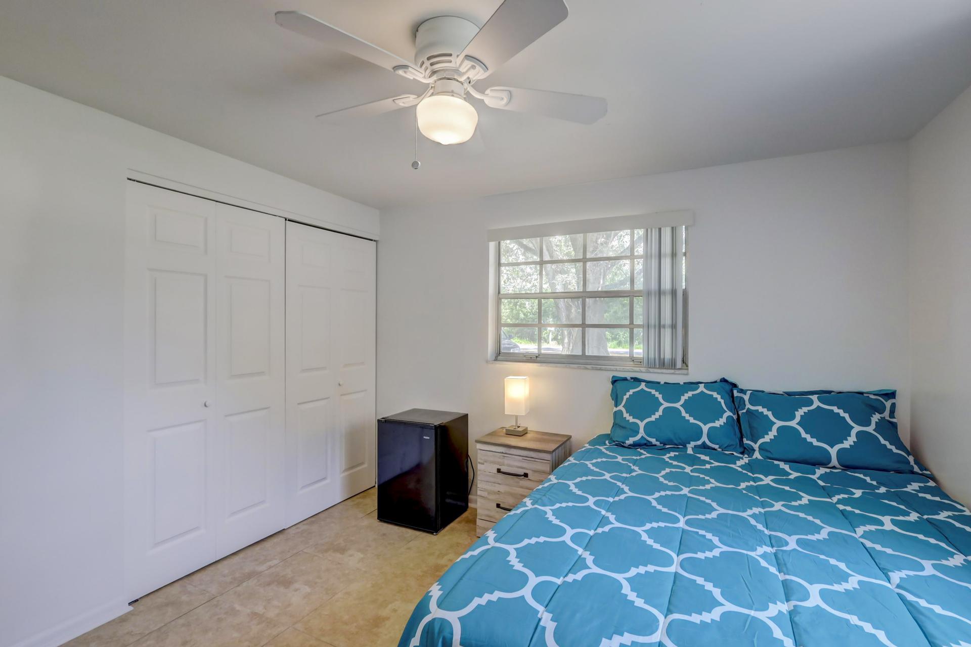 bedroom, detected:ceiling fan, bed, window blind