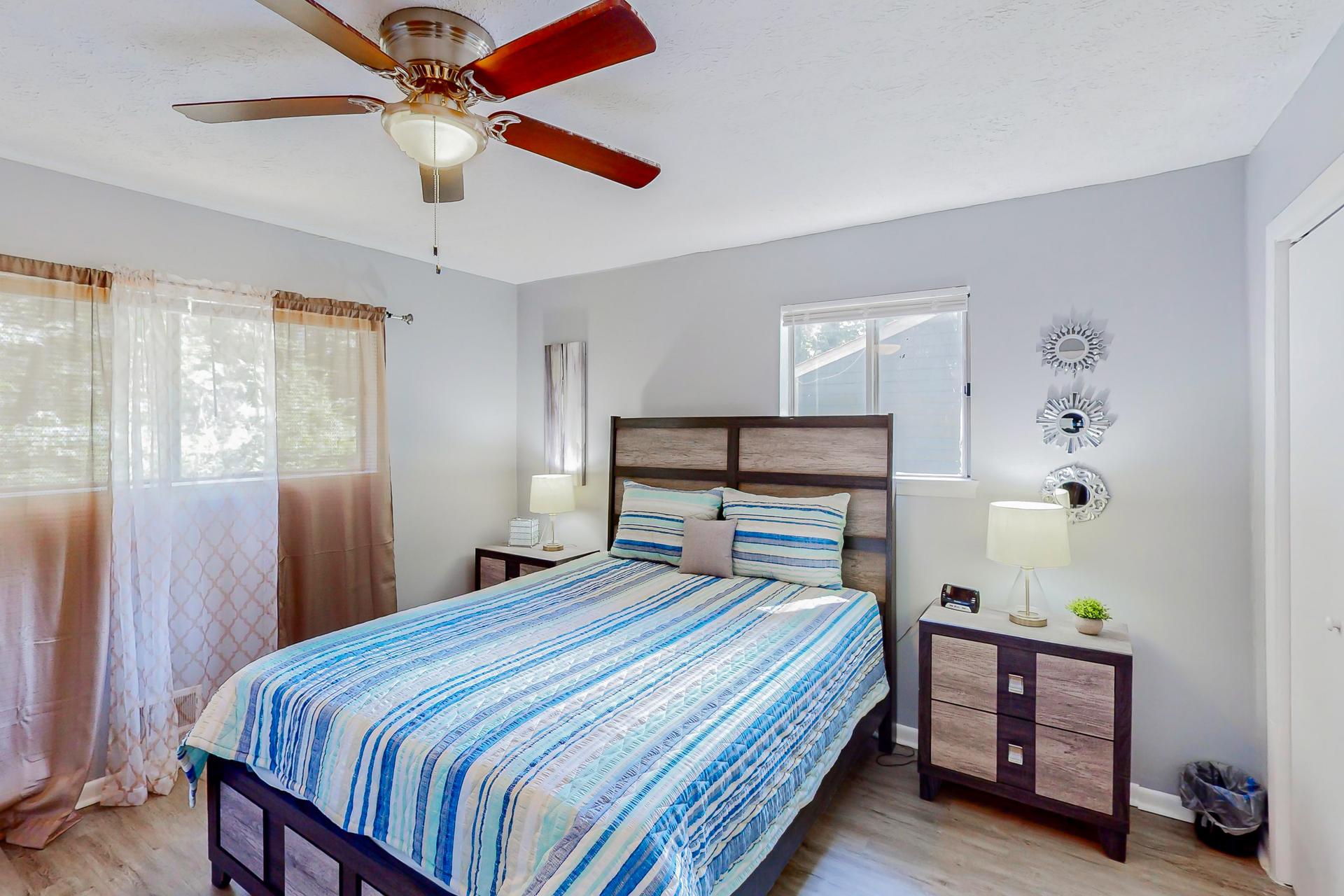 bedroom, detected:ceiling fan, window blind, bed