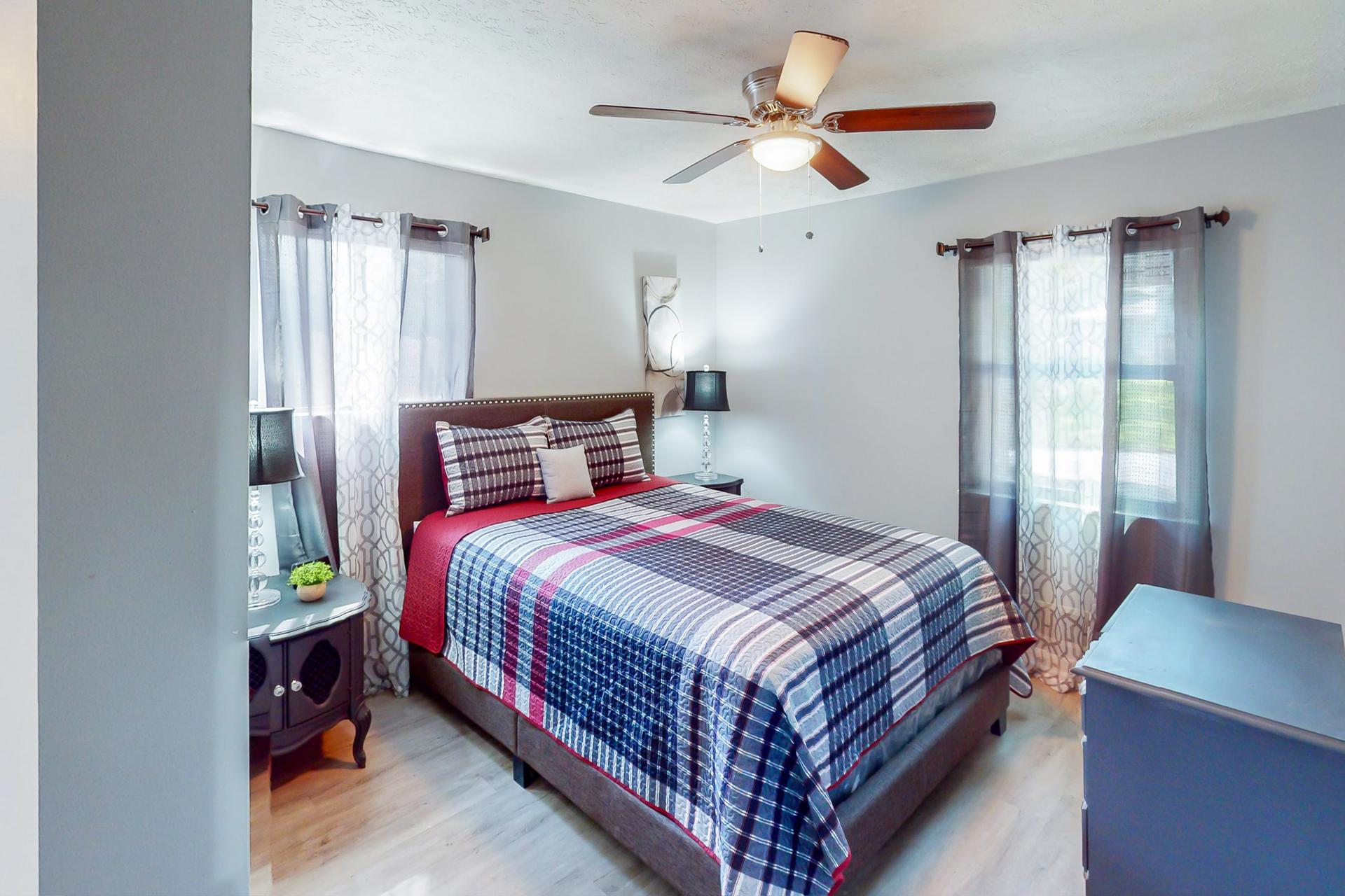 bedroom, detected:ceiling fan, bed, window blind