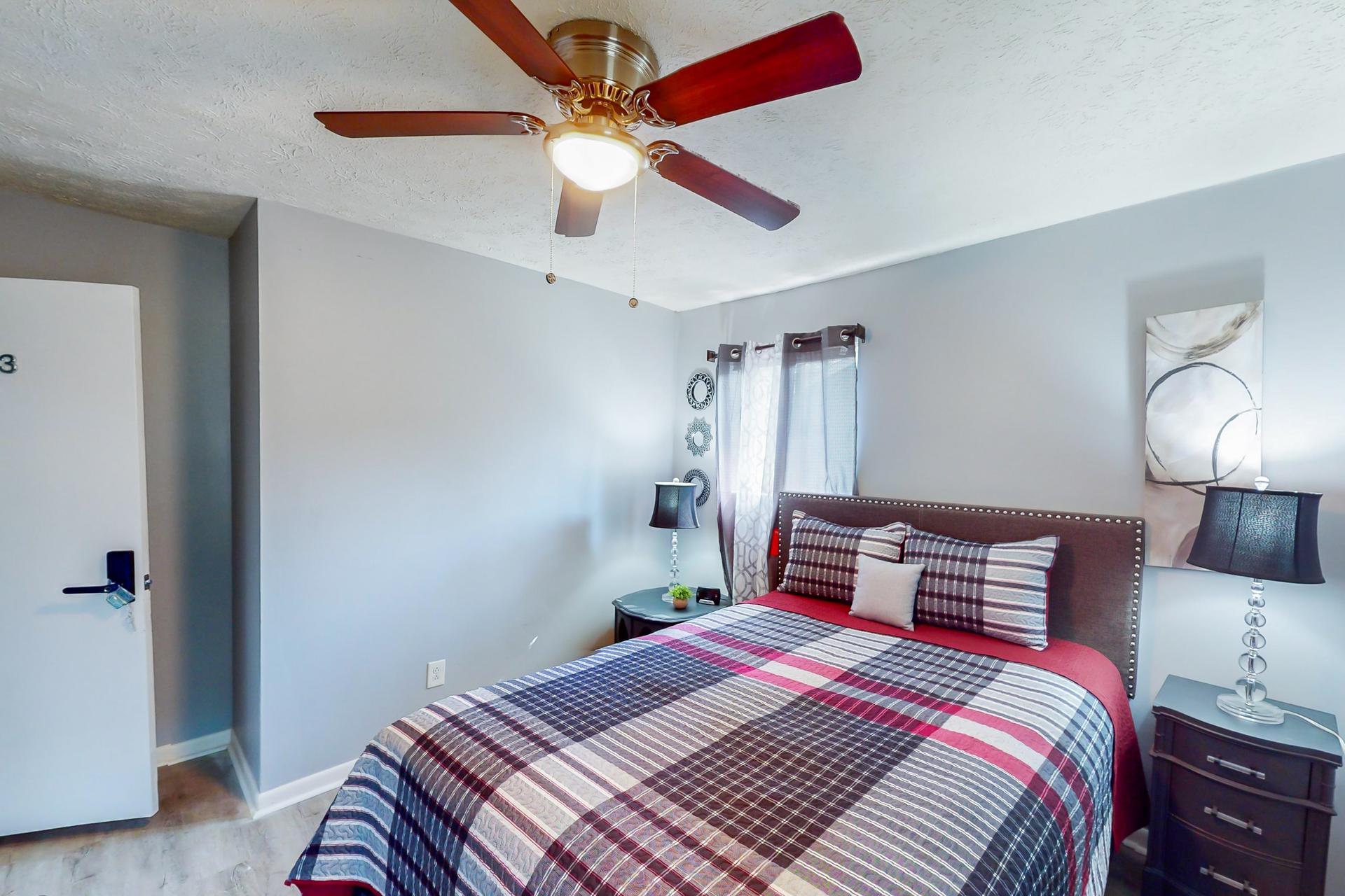 bedroom, detected:ceiling fan, bed, window blind