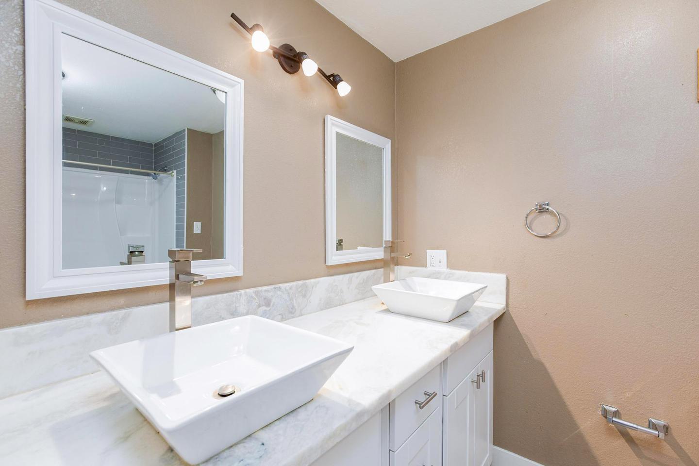 Bathroom(s)