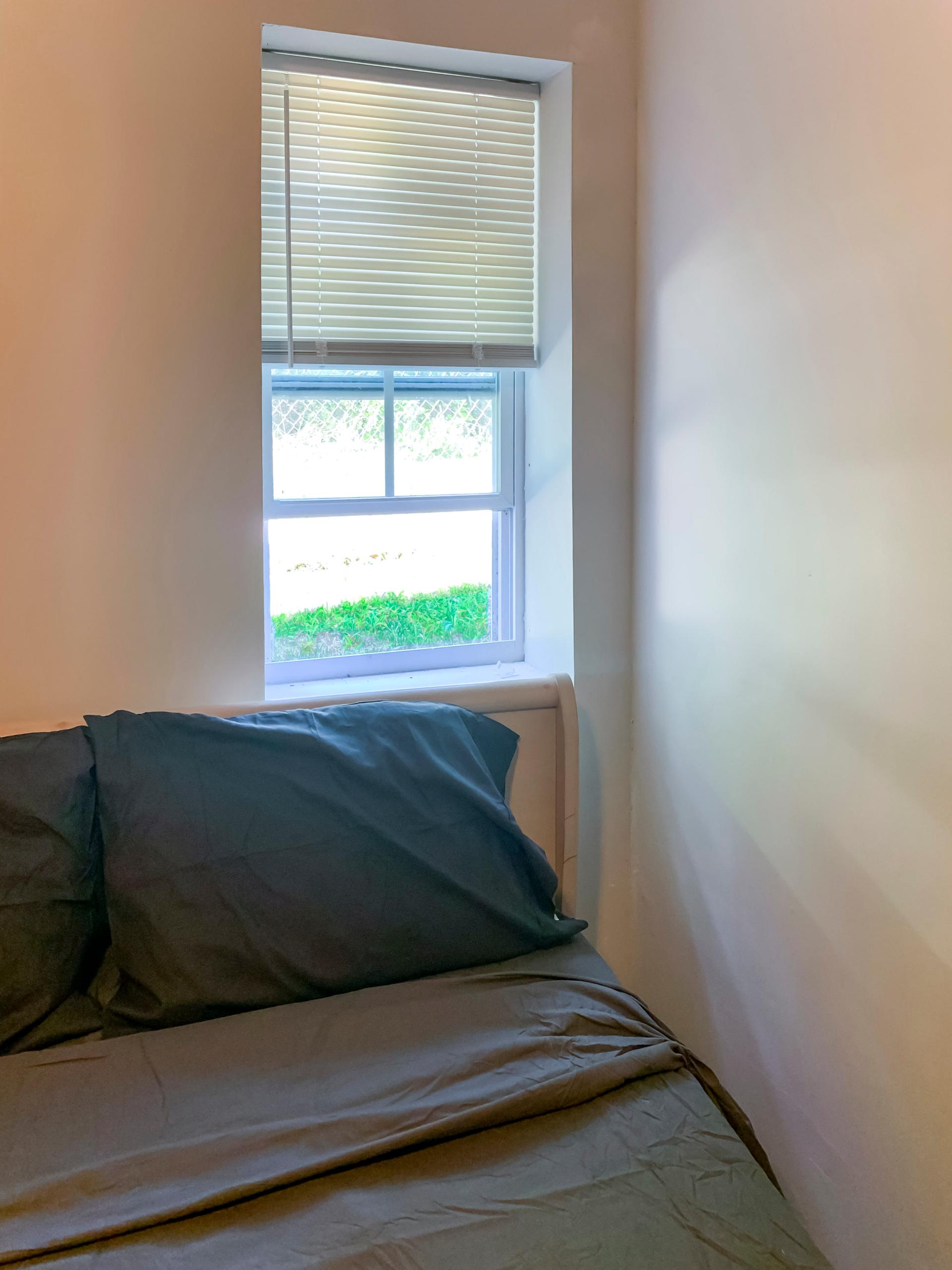 bedroom, detected:window blind, bed