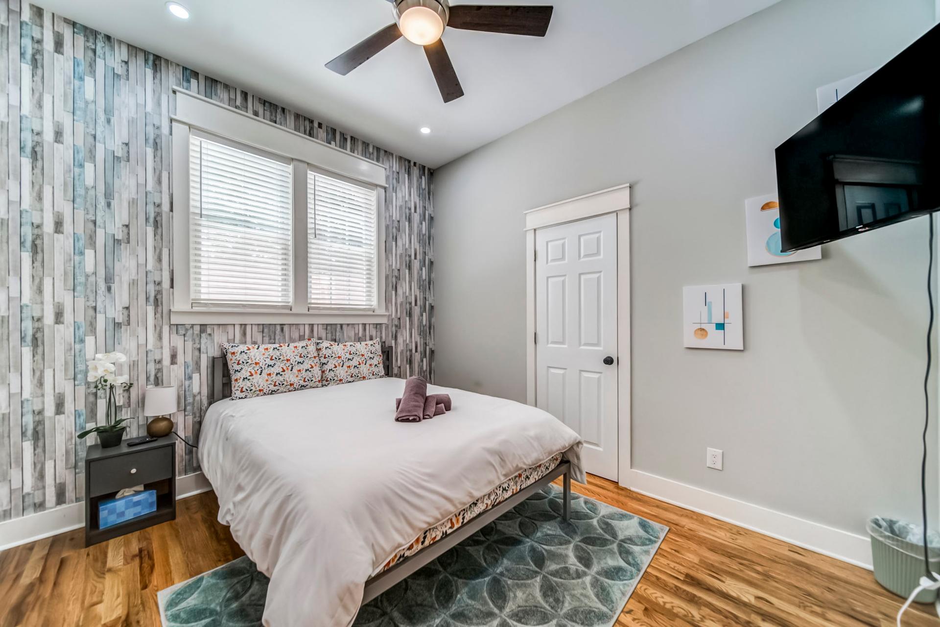 bedroom, detected:ceiling fan, window blind, bed