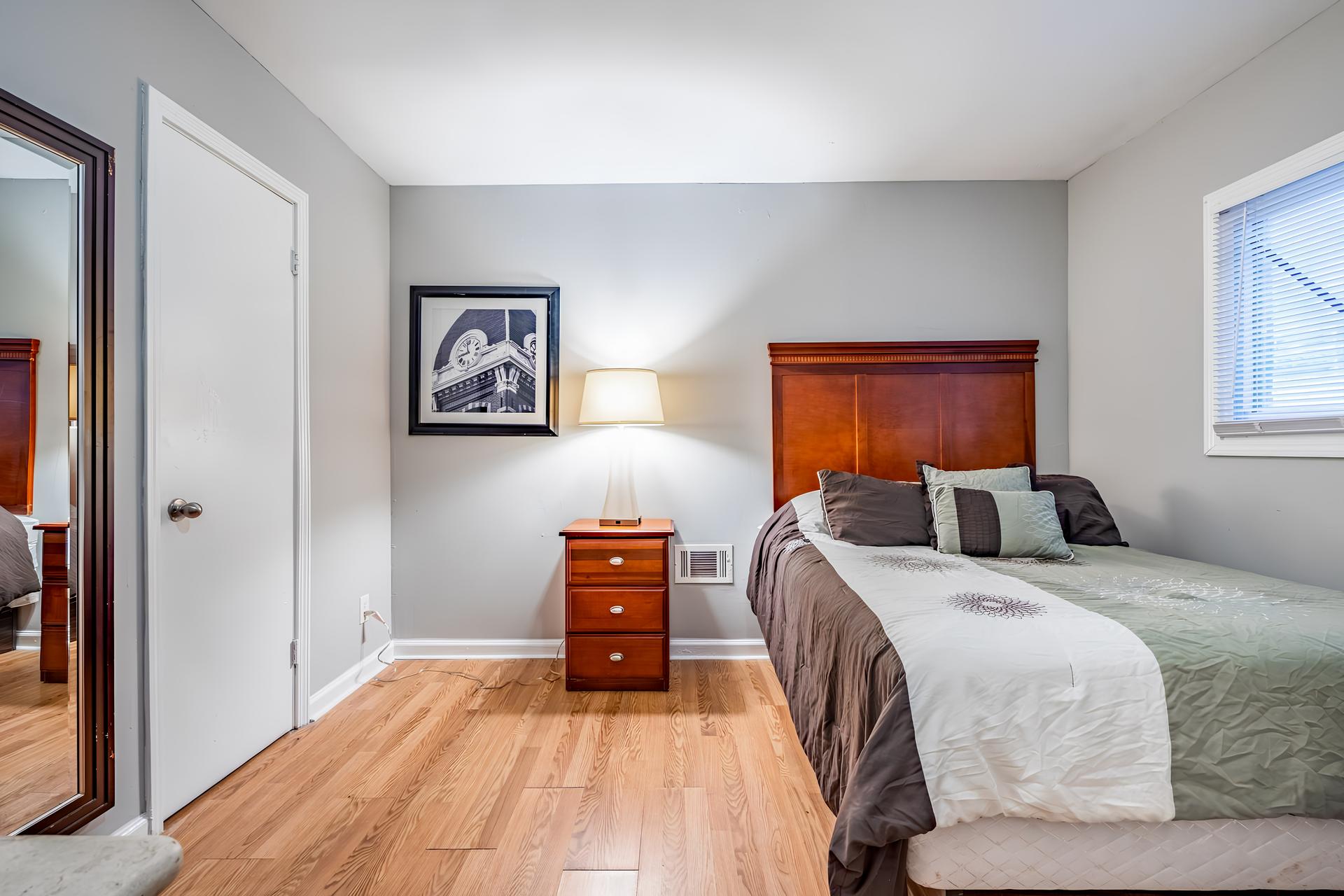 bedroom, detected:window blind, bed